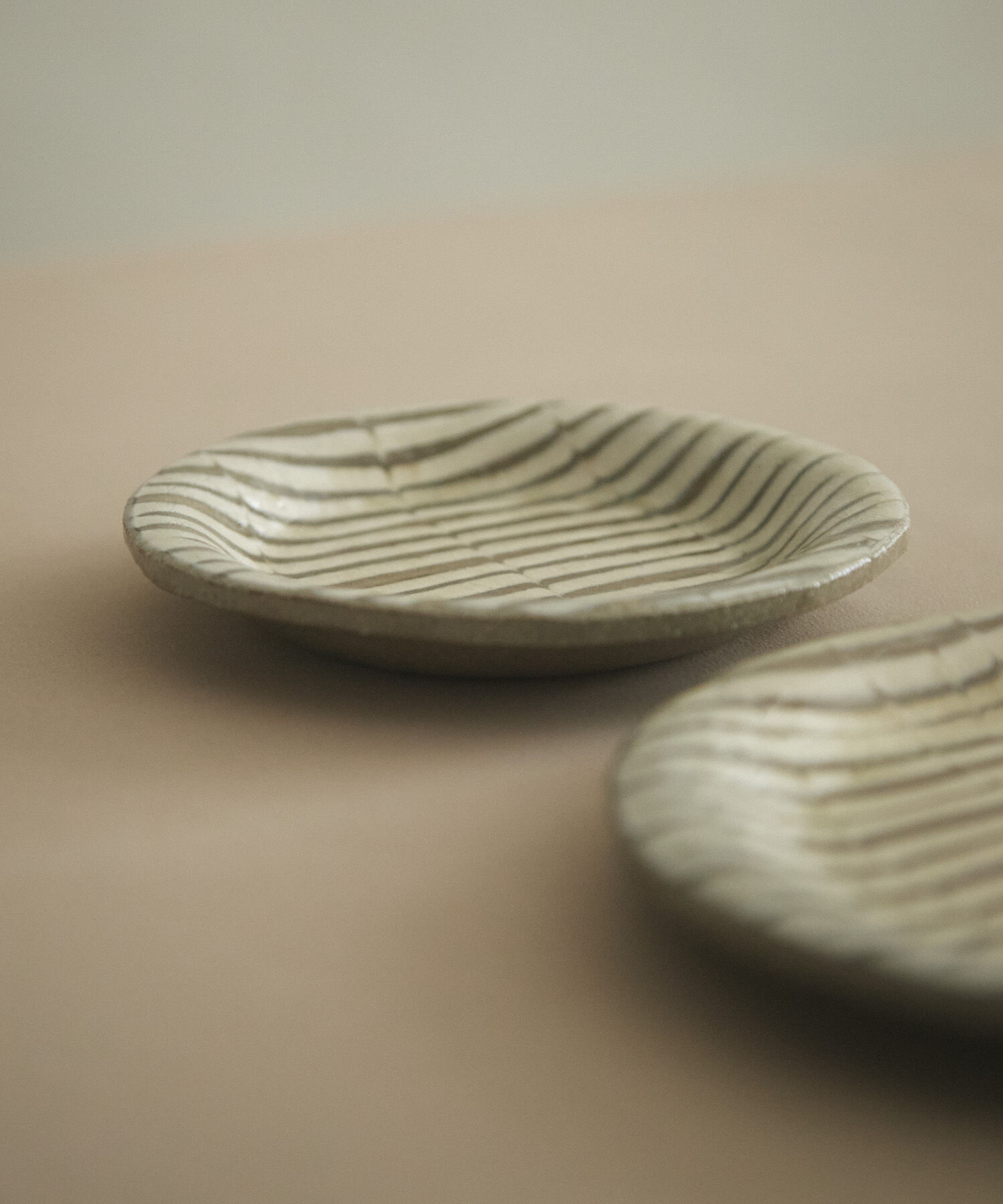 URBAN RESEARCH DOORS「塩幡桃子　4寸プレート フェザーコーム」|食器・キッチングッズ|