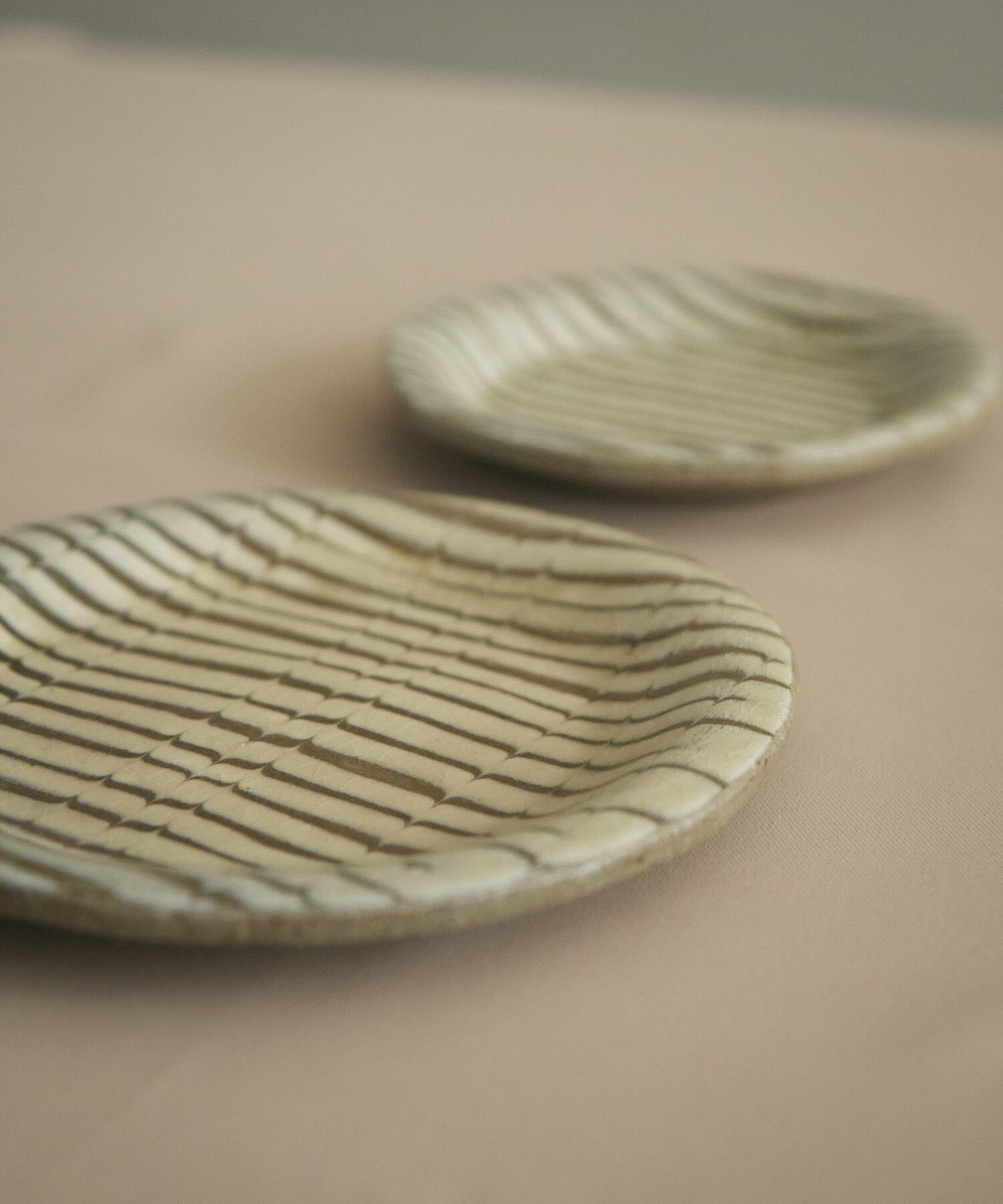 URBAN RESEARCH DOORS「塩幡桃子　4寸プレート フェザーコーム」|食器・キッチングッズ|