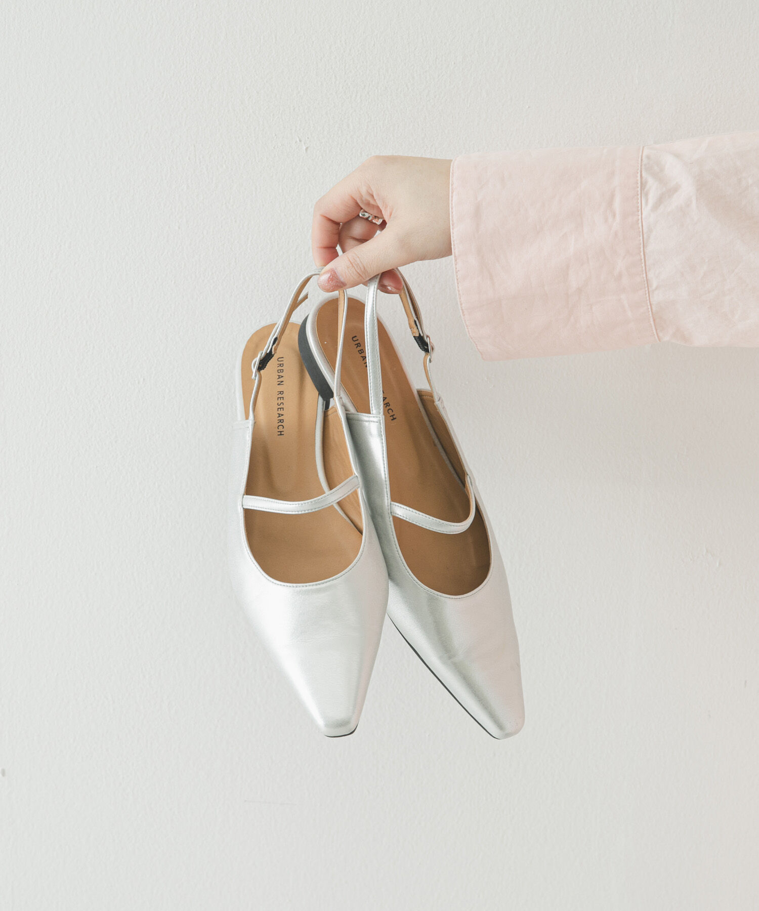 URBAN RESEARCH「ポインテッドバックストラップシューズ」|パンプス|シルバー