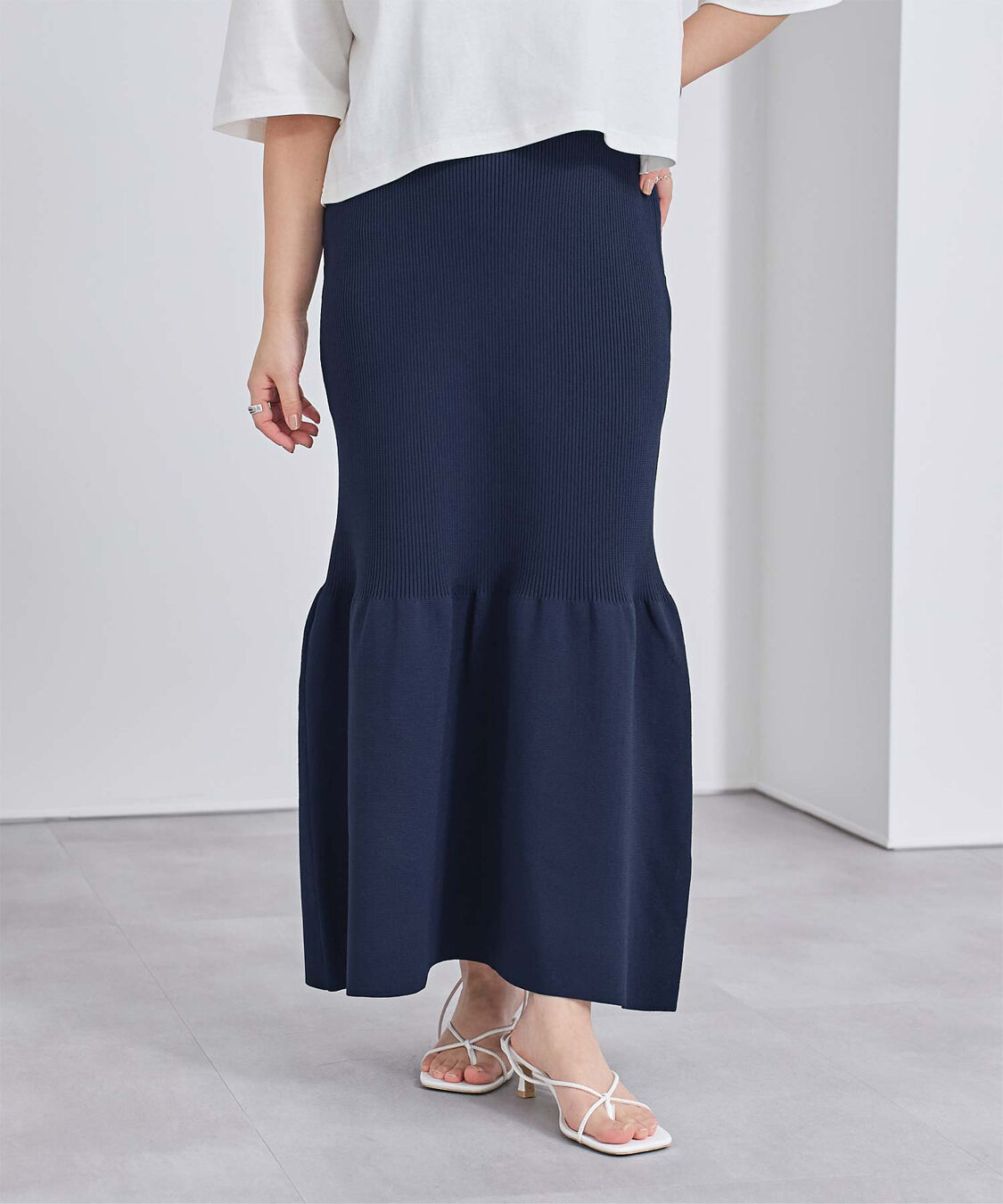 ur's「スポンディッシュティアードニットスカート」|スカート|ネイビー