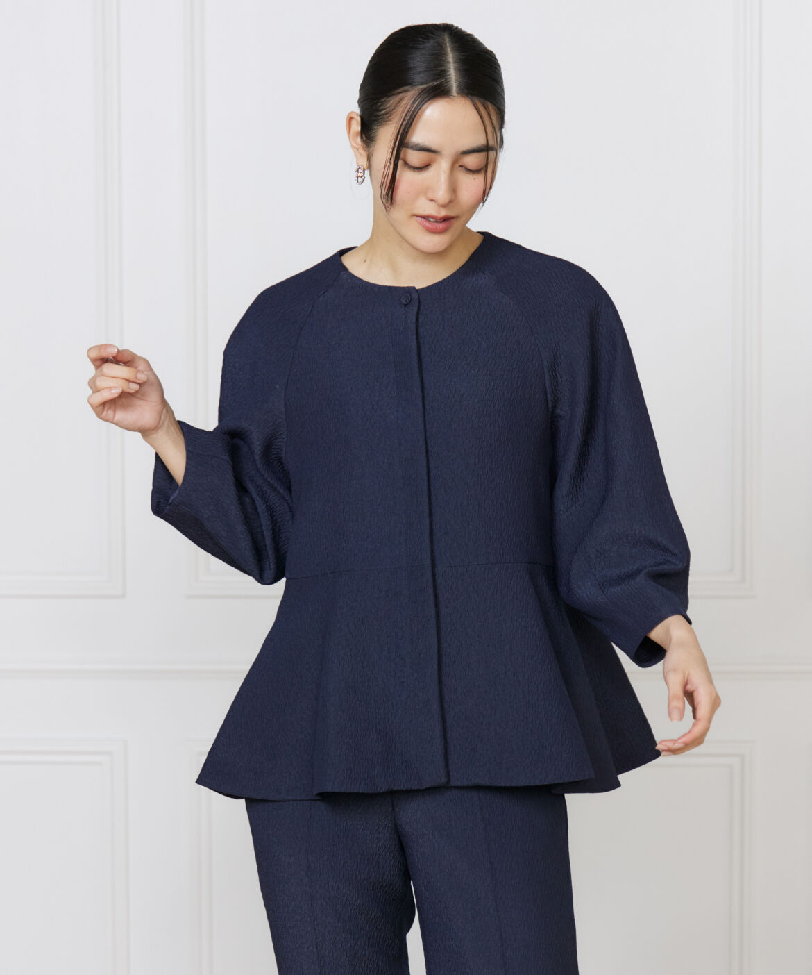 7-IDconcept.「《大きいサイズ》切り替えタックブラウスジャケット」|ノーカラージャケット|ネイビー