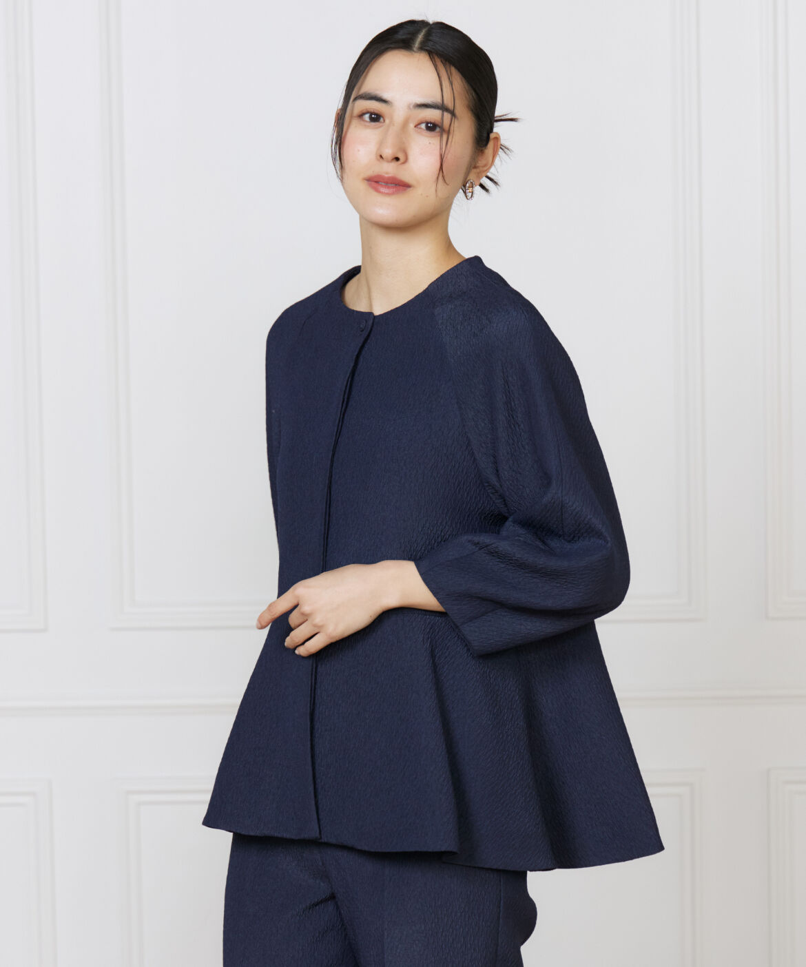 7-IDconcept.「《大きいサイズ》切り替えタックブラウスジャケット」|ノーカラージャケット|