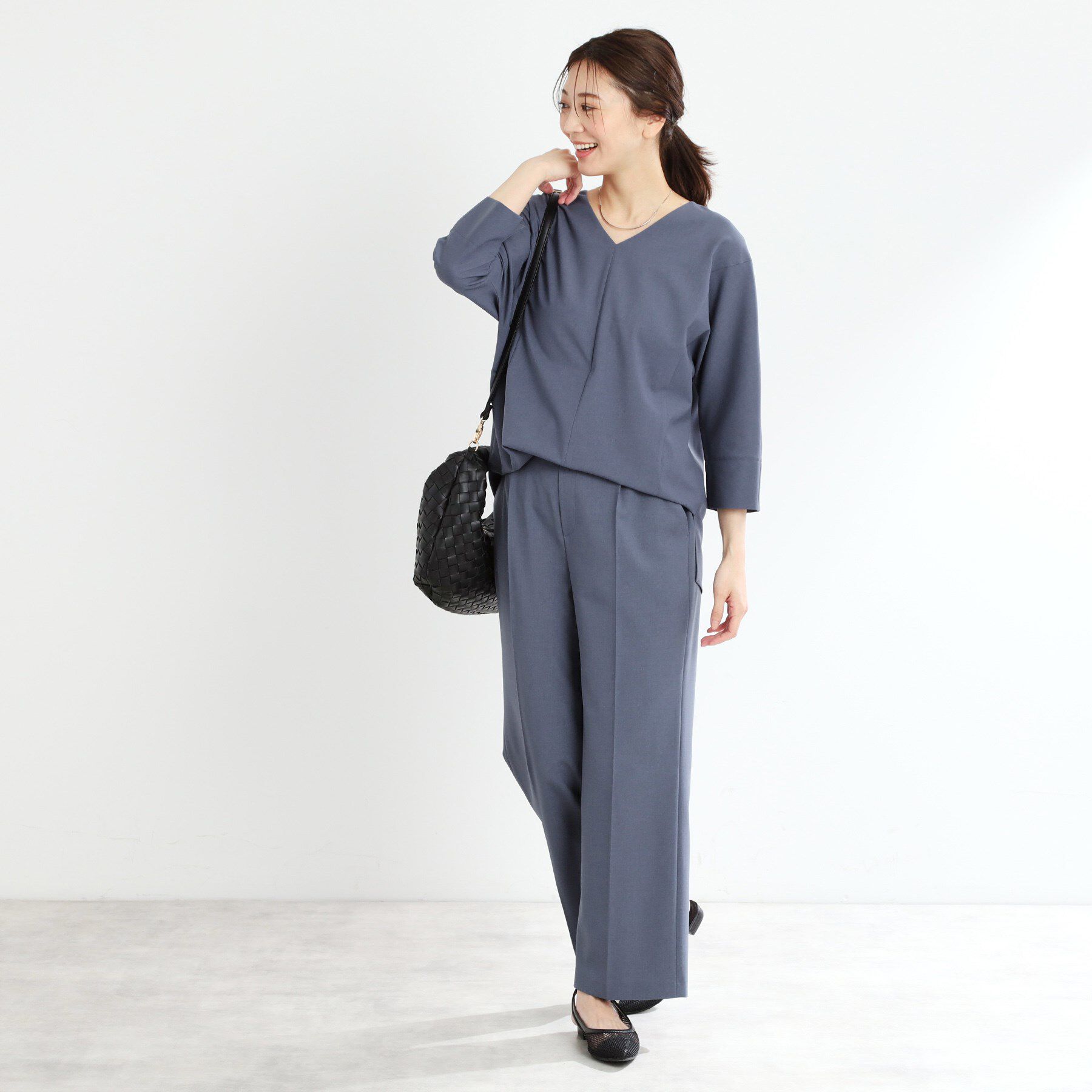 Reflect「【マシンウォッシュ可／セットアップ可能】ドルマンスリーブVネックブラウス」|シャツ・ブラウス|