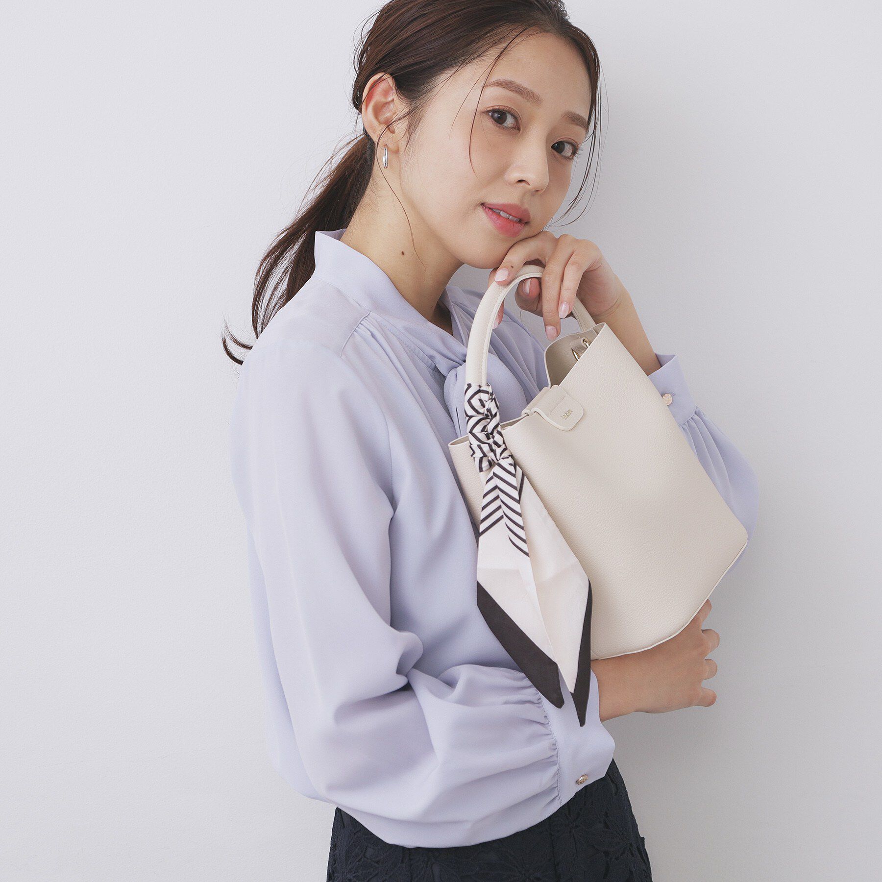 index「ストライプスカーフ付きミドルバッグ【2WAY】」|トートバッグ|アイボリー(004)