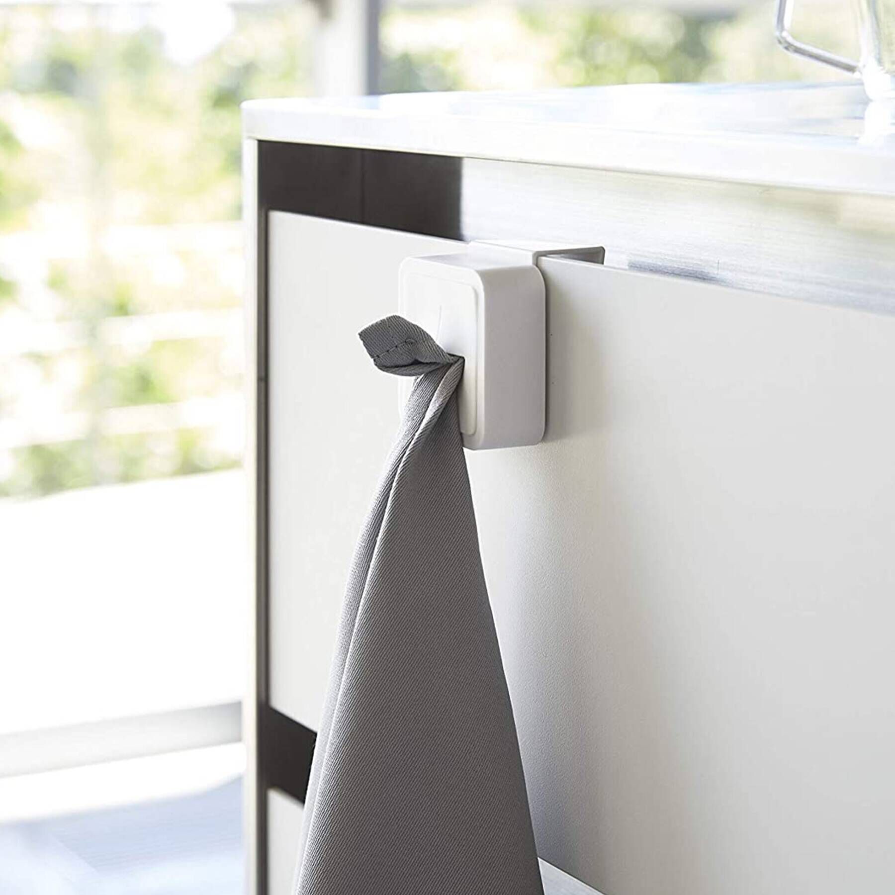 212 KITCHEN STORE「シンク扉タオルホルダー WH 山崎実業 ＜tower タワー＞」|食器・キッチングッズ|