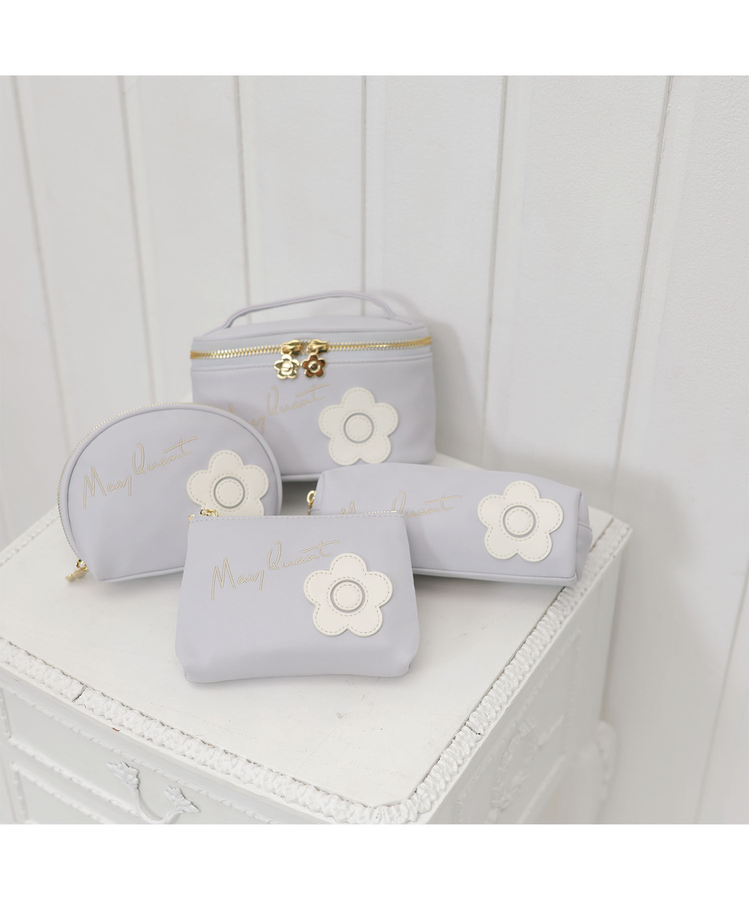 MARY QUANT「サインロゴデイジーパッチ バネクチポーチ」|ポーチ|