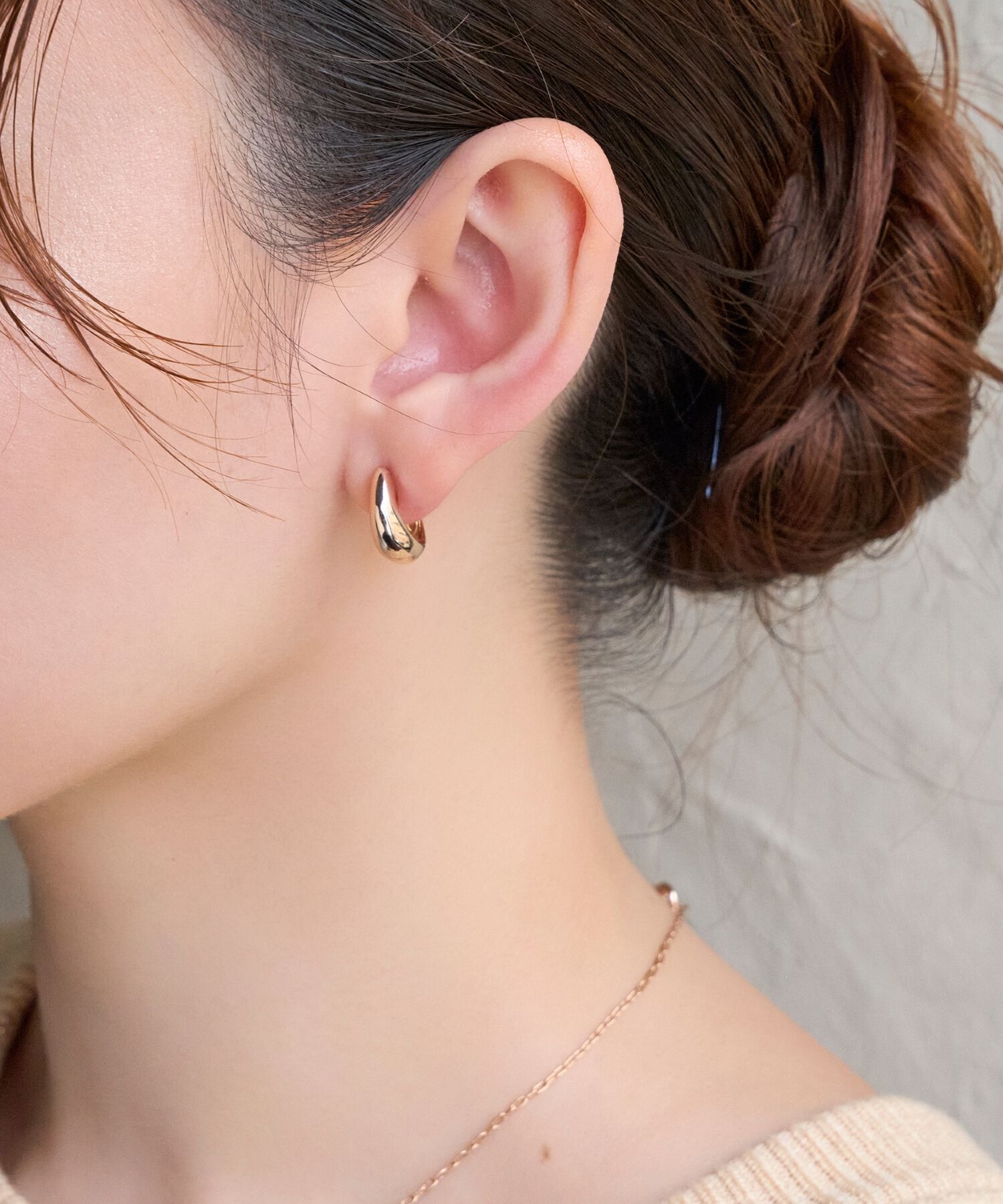 Phoebe「【金属アレルギー対応/痛くないシリーズ】プックリモードループフィットイヤリング　シャンパン」|イヤリング|シャンパンゴールド