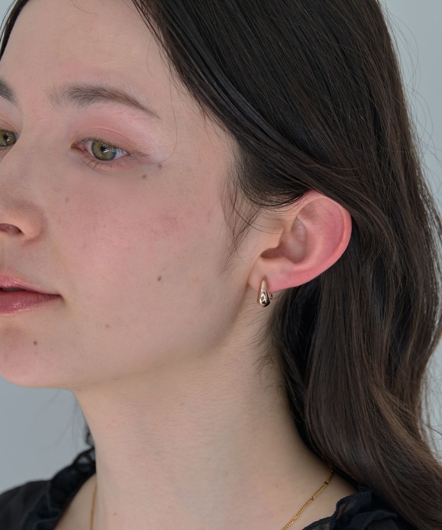 Phoebe「【金属アレルギー対応/痛くないシリーズ】プックリモードループフィットイヤリング　シャンパン」|イヤリング|