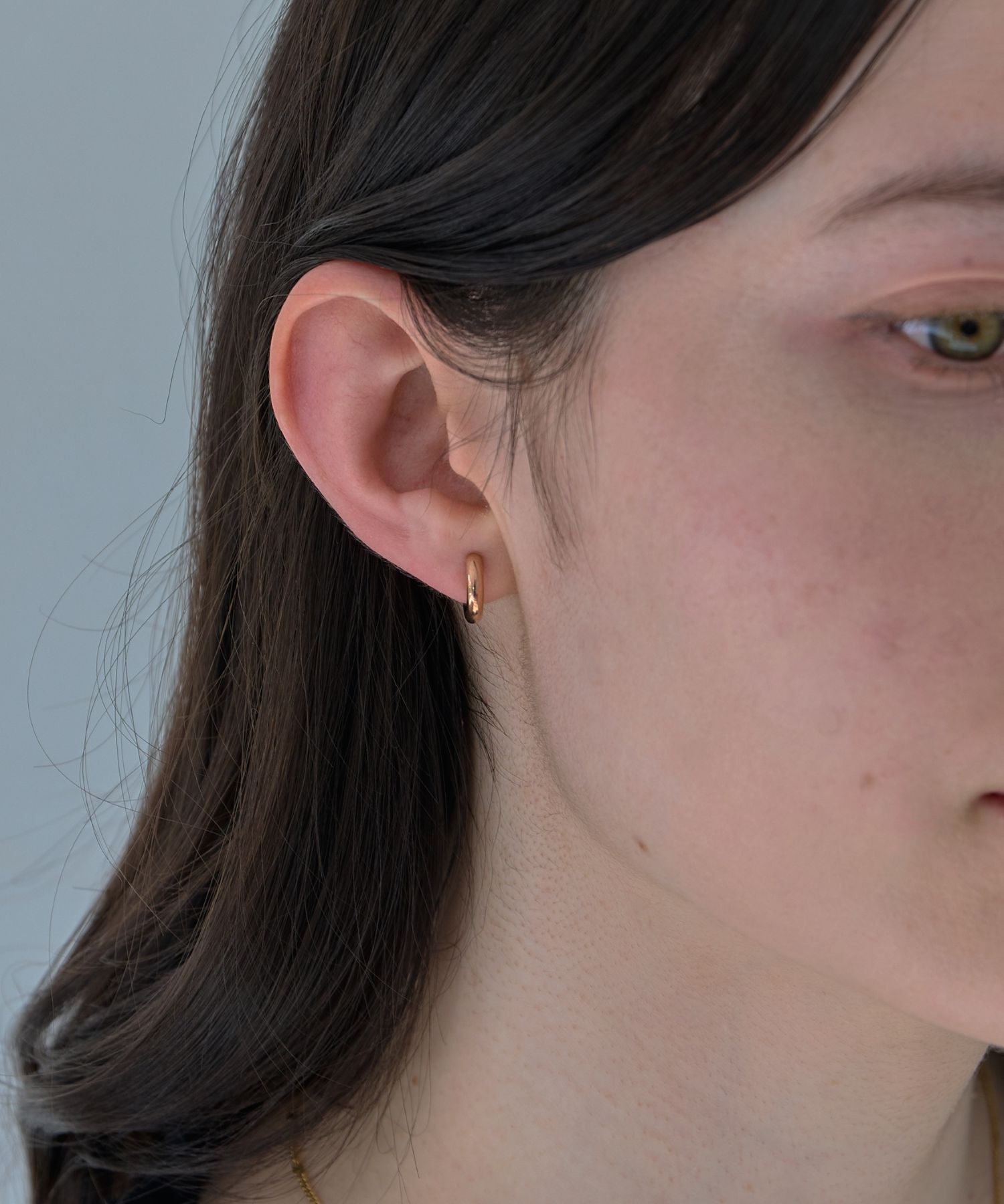 Phoebe「【痛くないシリーズ/金属アレルギー対応】ミニマルストレートフープライトフィットイヤリング　シャンパン」|イヤリング|シャンパンゴールド