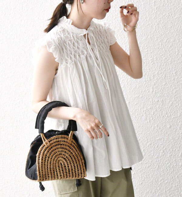 SHIPS any「SHIPS any:〈洗濯機可能〉ハンドスモッキング コットン フリル スタンドカラー ブラウス」|シャツ・ブラウス|オフホワイト