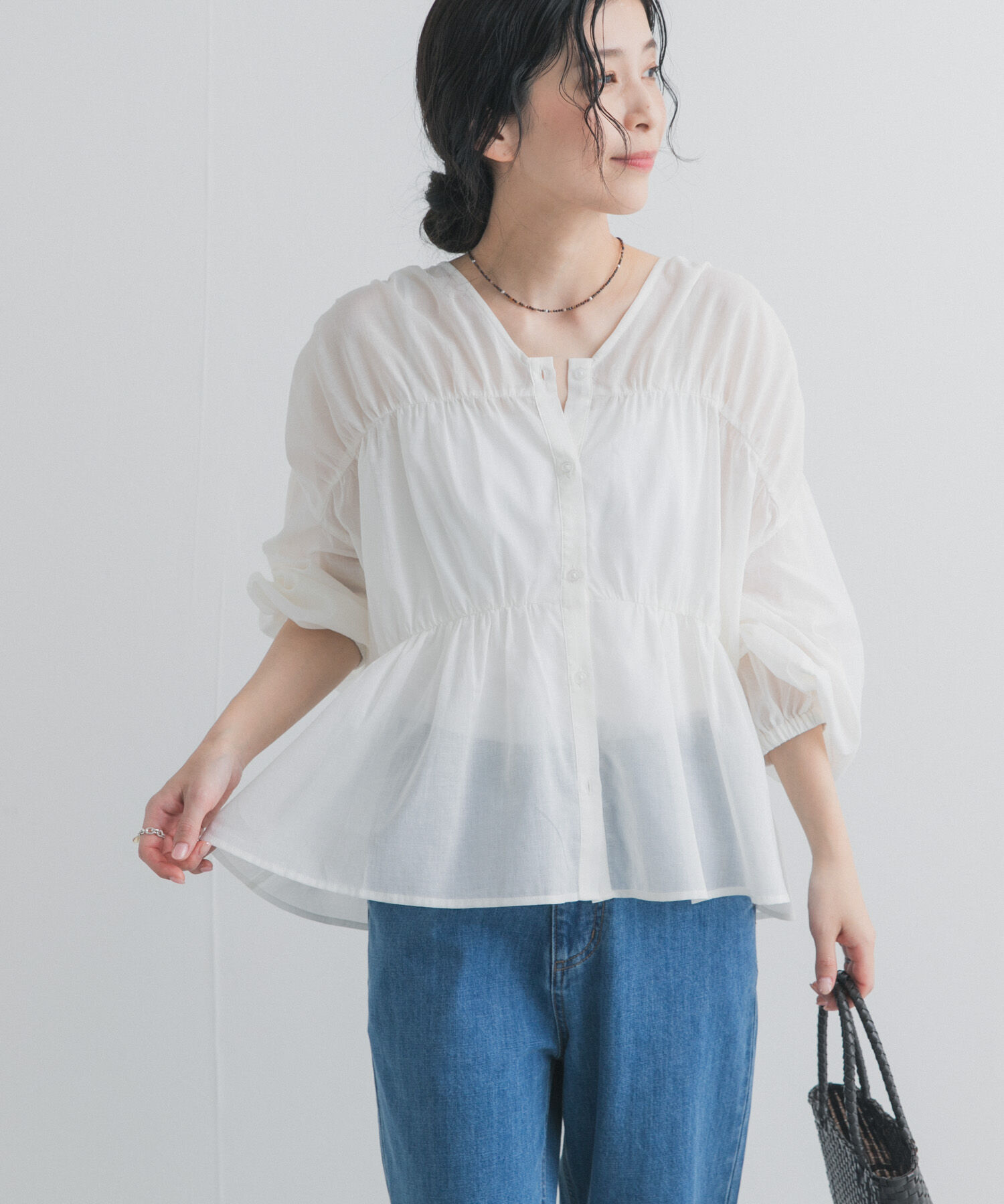 URBAN RESEARCH DOORS「『UR TECH』コットンギャザーVネックブラウス」|シャツ・ブラウス|