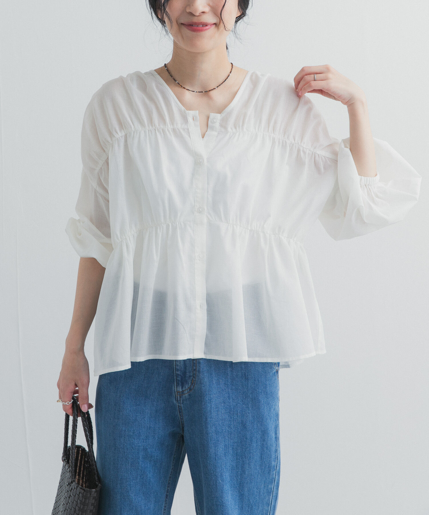 URBAN RESEARCH DOORS「『UR TECH』コットンギャザーVネックブラウス」|シャツ・ブラウス|