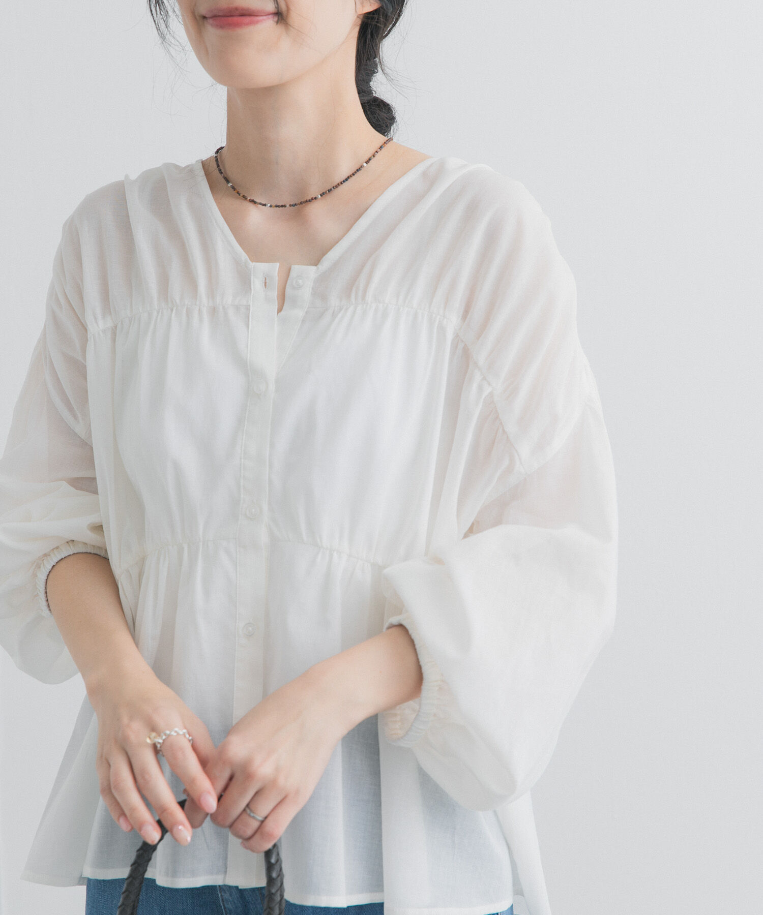 URBAN RESEARCH DOORS「『UR TECH』コットンギャザーVネックブラウス」|シャツ・ブラウス|