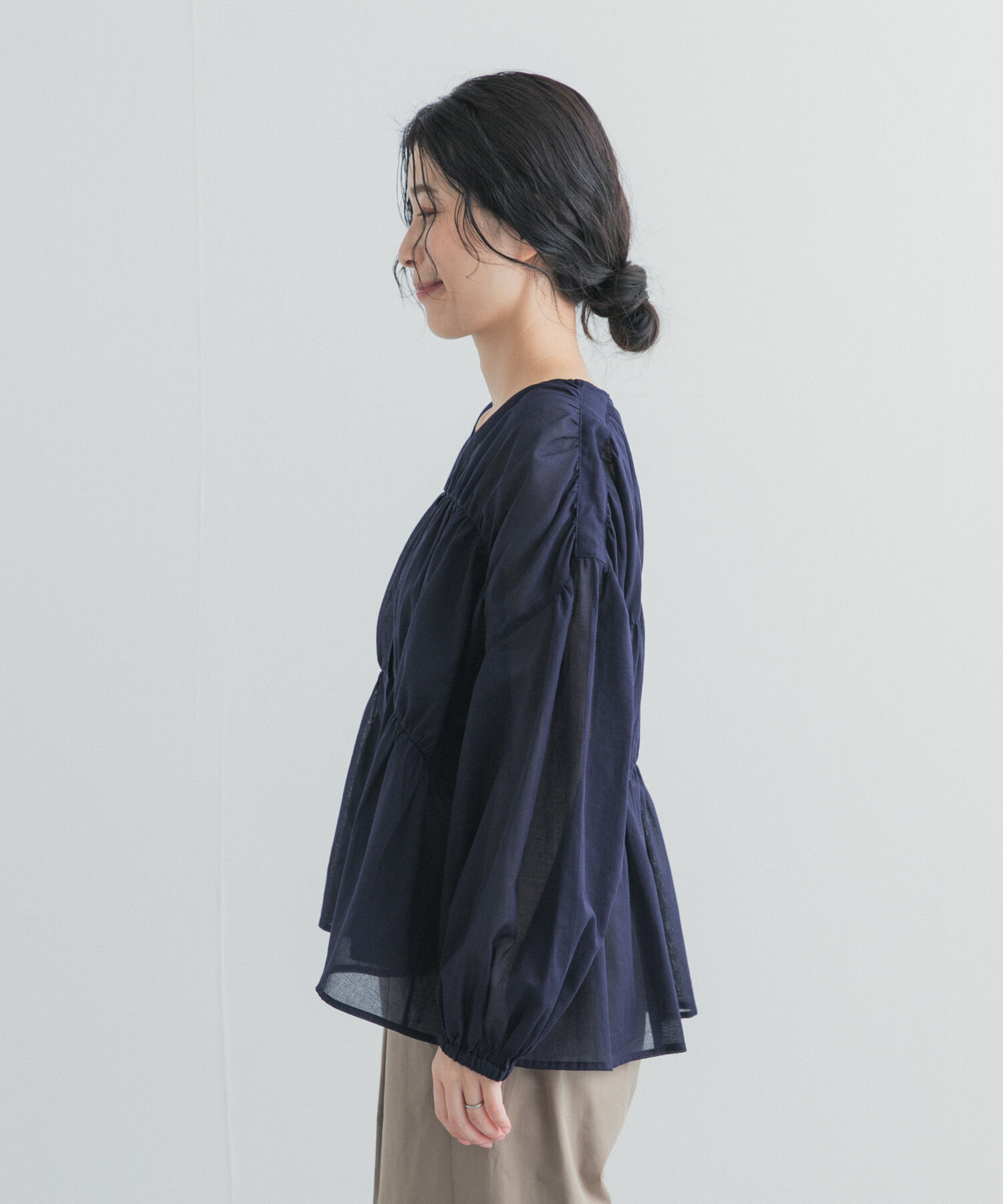 URBAN RESEARCH DOORS「『UR TECH』コットンギャザーVネックブラウス」|シャツ・ブラウス|