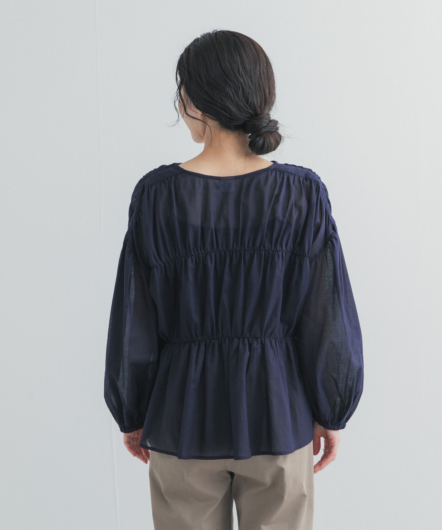 URBAN RESEARCH DOORS「『UR TECH』コットンギャザーVネックブラウス」|シャツ・ブラウス|