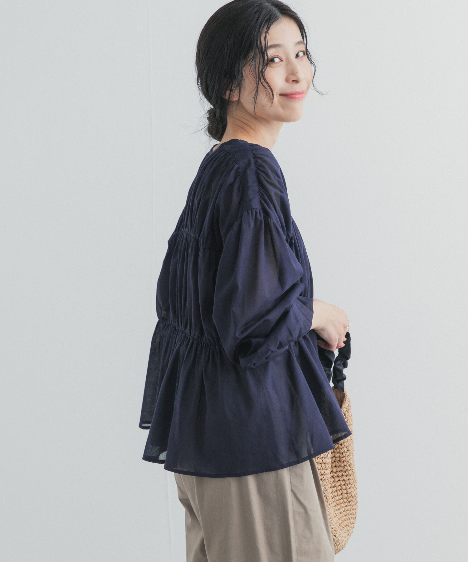 URBAN RESEARCH DOORS「『UR TECH』コットンギャザーVネックブラウス」|シャツ・ブラウス|