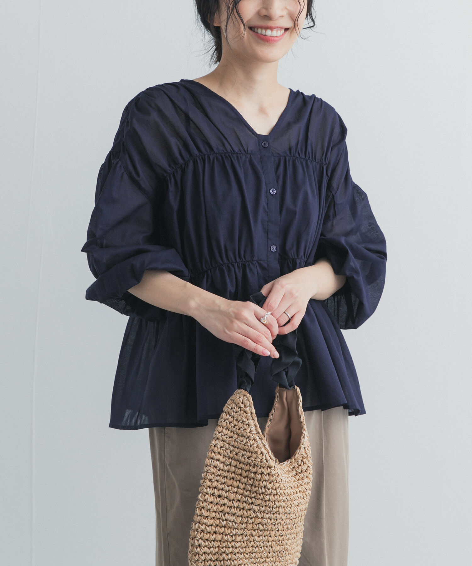 URBAN RESEARCH DOORS「『UR TECH』コットンギャザーVネックブラウス」|シャツ・ブラウス|