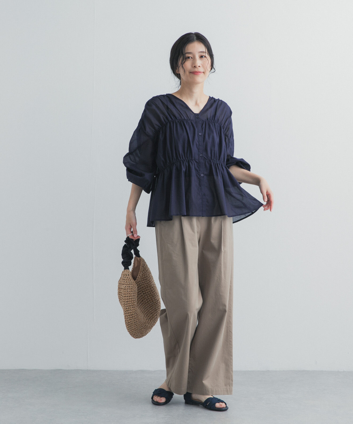 URBAN RESEARCH DOORS「『UR TECH』コットンギャザーVネックブラウス」|シャツ・ブラウス|