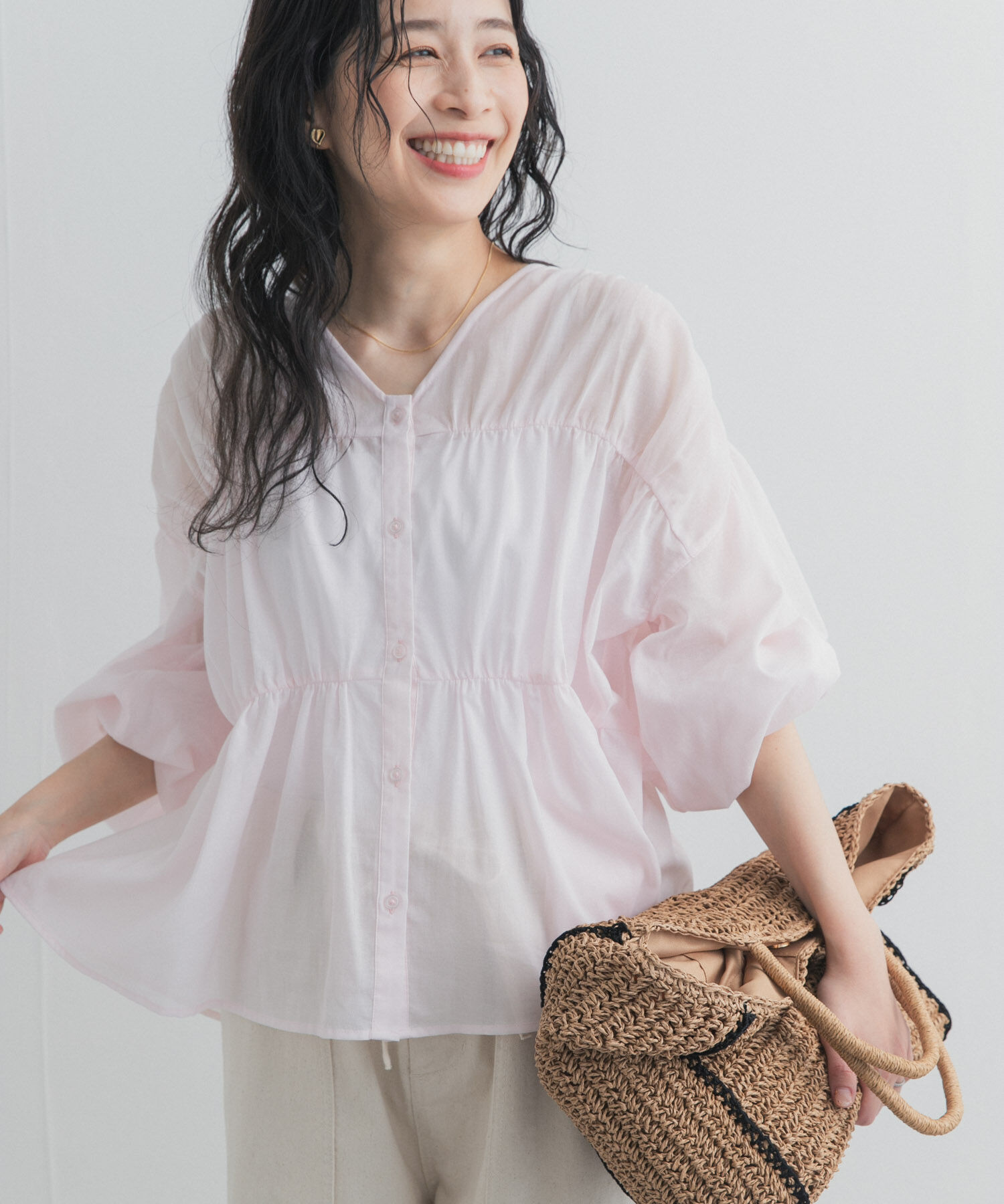 URBAN RESEARCH DOORS「『UR TECH』コットンギャザーVネックブラウス」|シャツ・ブラウス|ピンク