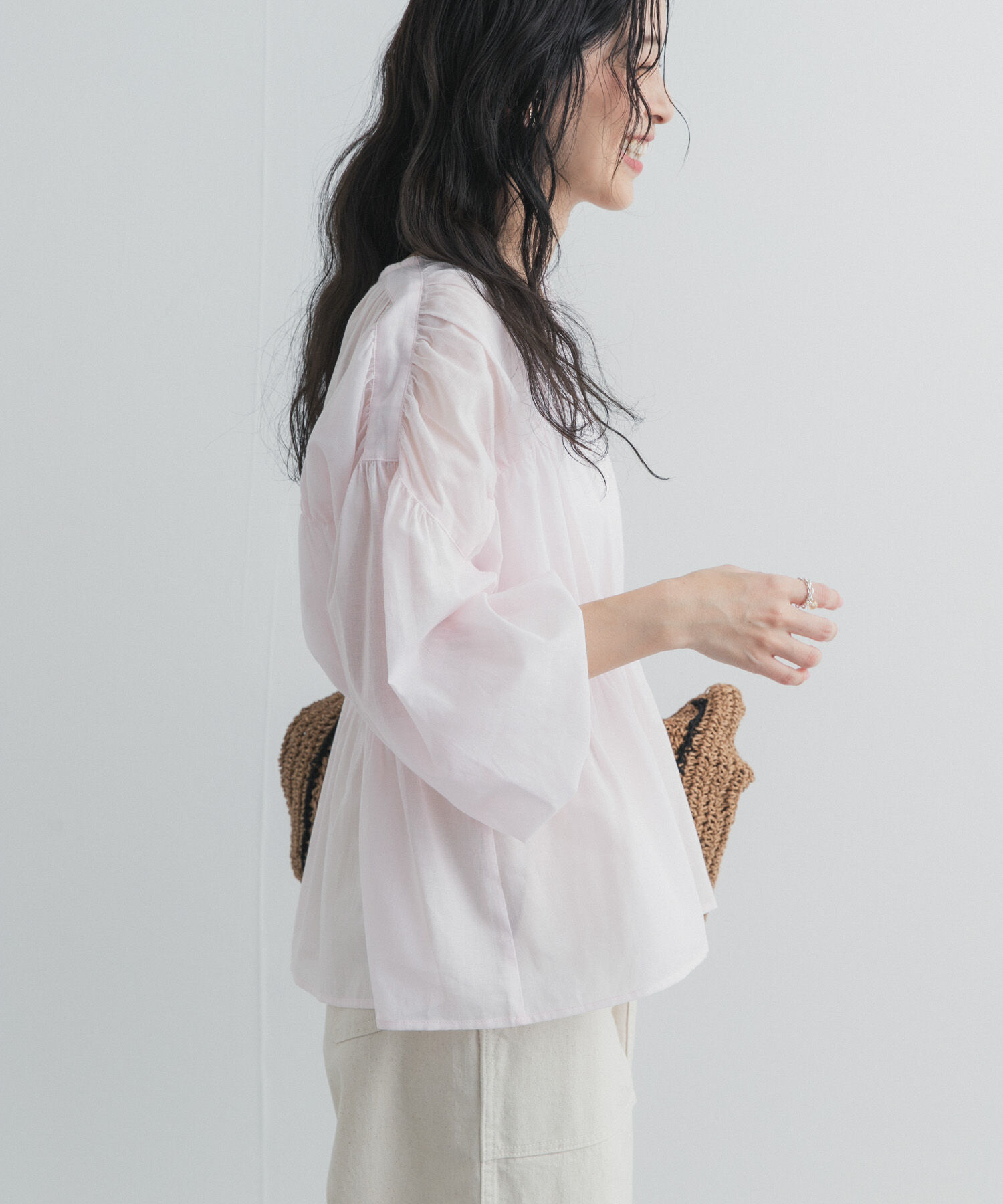 URBAN RESEARCH DOORS「『UR TECH』コットンギャザーVネックブラウス」|シャツ・ブラウス|