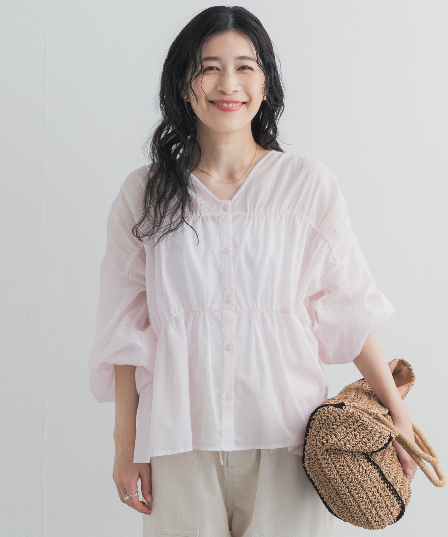 URBAN RESEARCH DOORS「『UR TECH』コットンギャザーVネックブラウス」|シャツ・ブラウス|