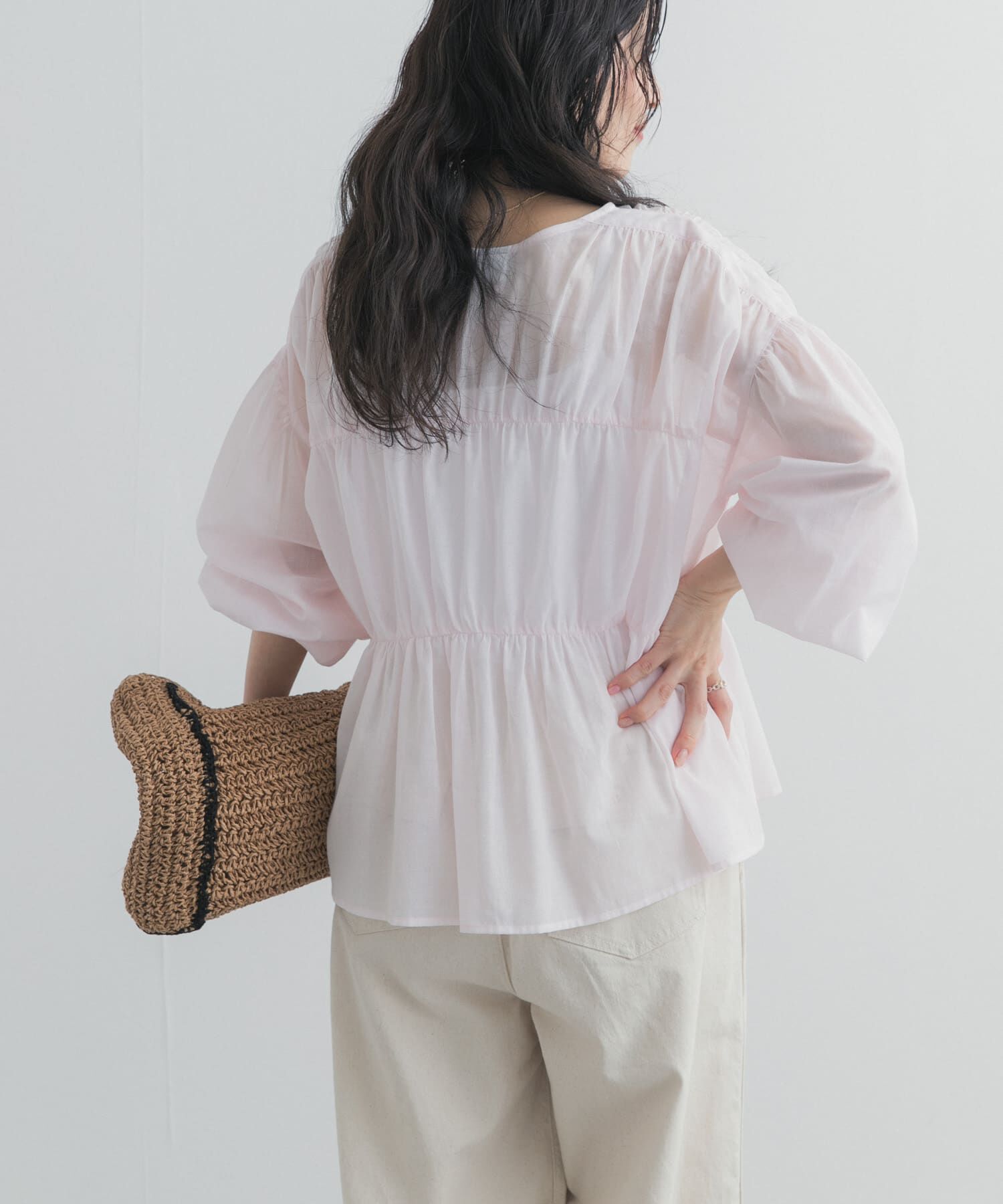 URBAN RESEARCH DOORS「『UR TECH』コットンギャザーVネックブラウス」|シャツ・ブラウス|