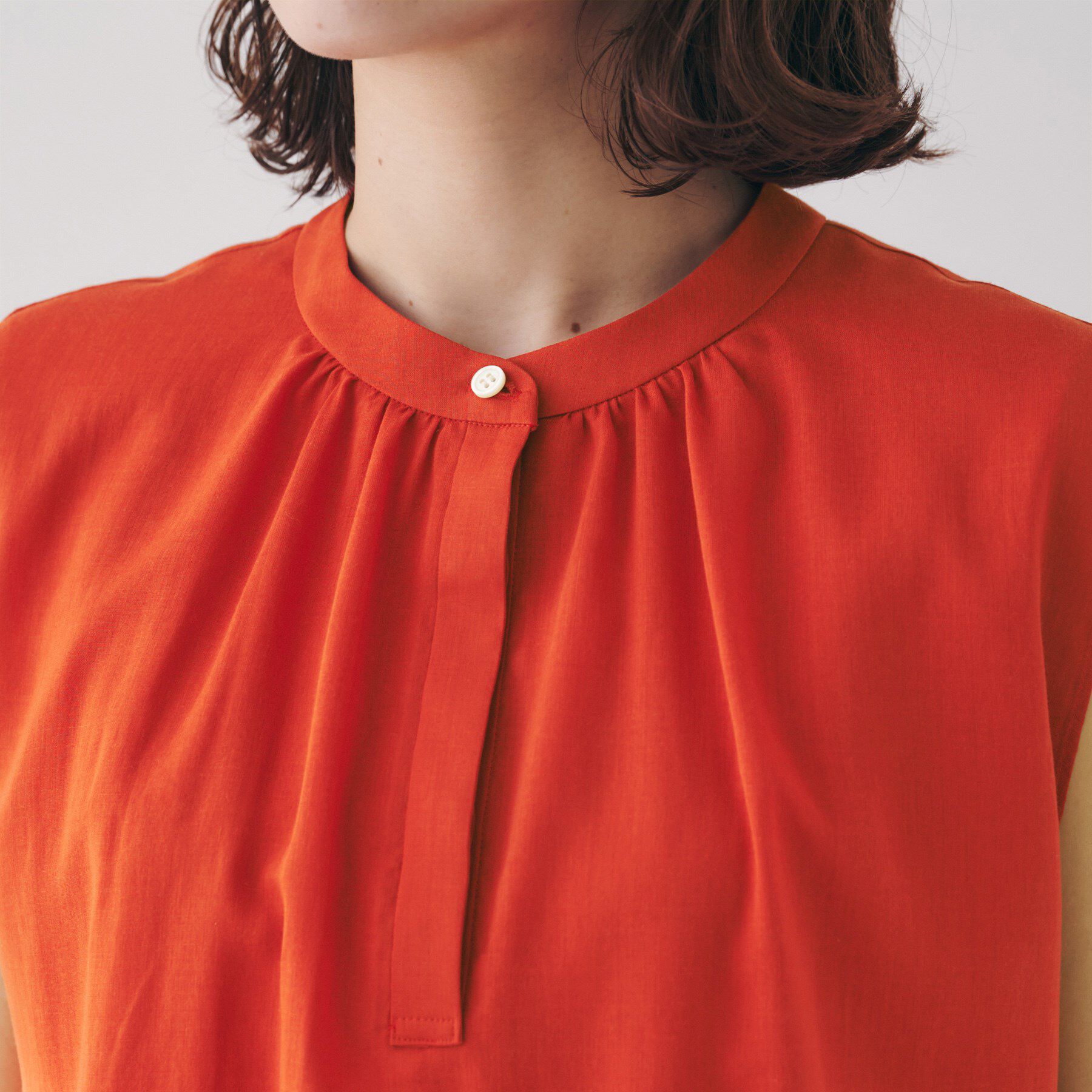 UNTITLED「【シアー/バンドカラー】バルーンヘムノースリーブブラウス」|シャツ・ブラウス|