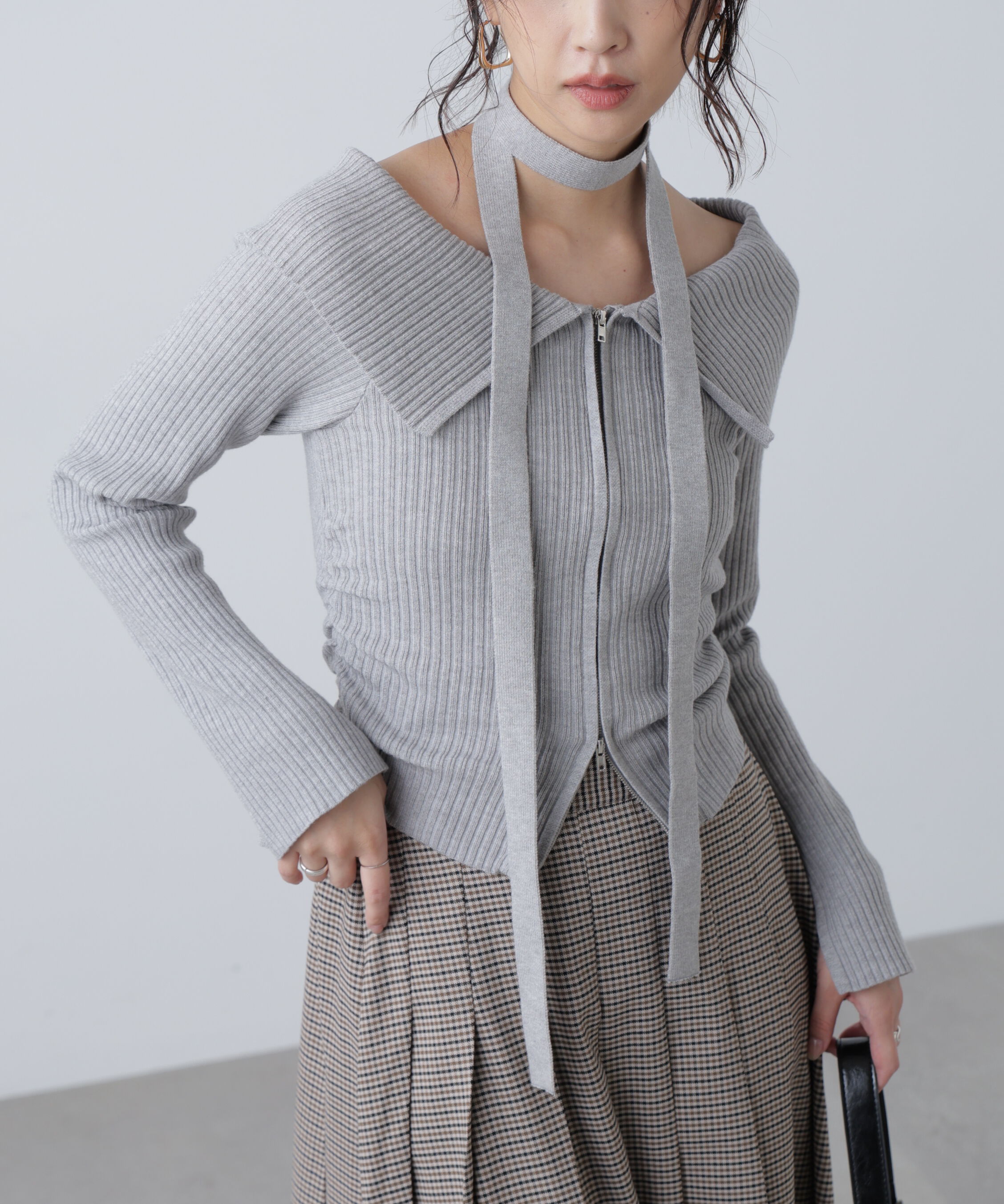  「フロントジップリブ衿オフショルニット」|ニット・セーター|グレー