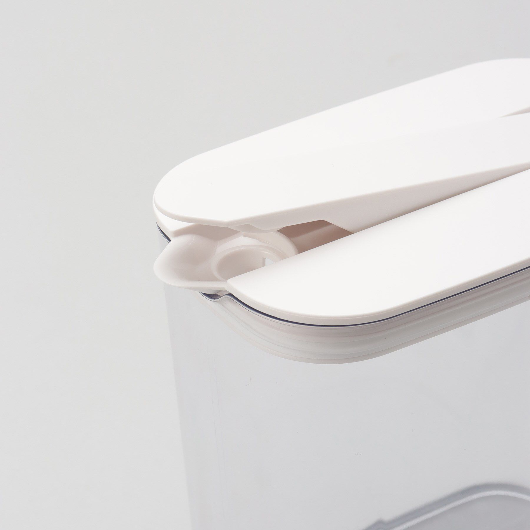 212 KITCHEN STORE「棚に収まる冷水筒 1.5L SP-151ホワイト」|グラス・マグカップ|