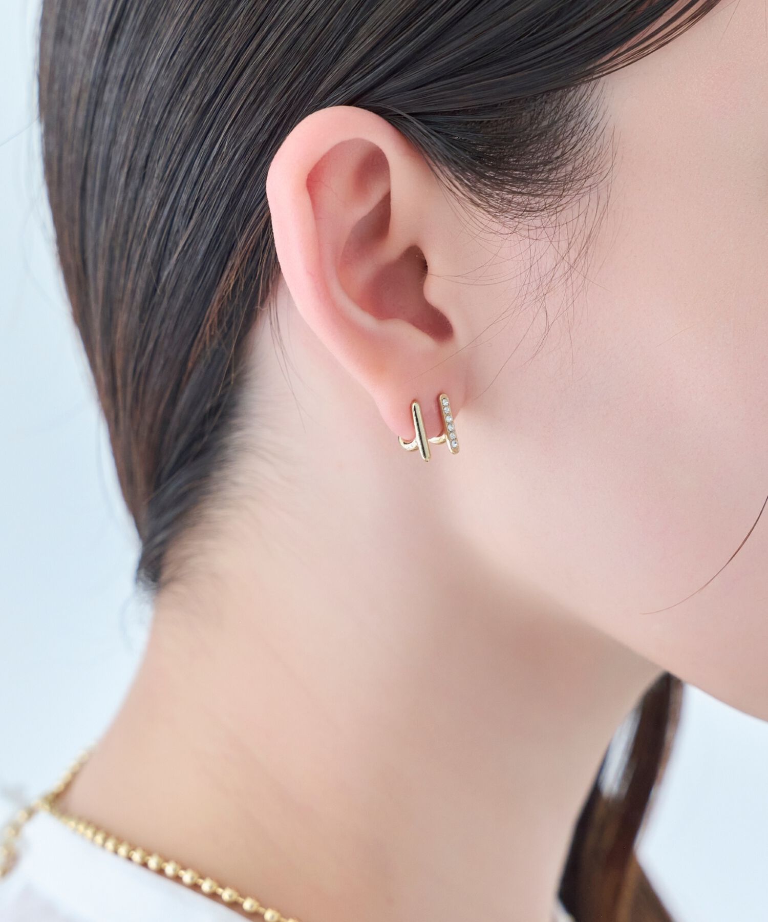 Phoebe「【痛くないシリーズ/金属アレルギー対応】ダブルラインビジューライトフィットイヤリング　ゴールド」|イヤリング|