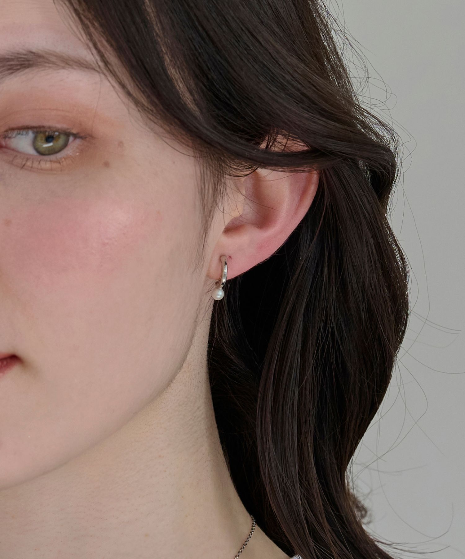 Phoebe「【痛くないシリーズ/金属アレルギー対応】パールフープライトフィットイヤリング　シルバー」|イヤリング|シルバー