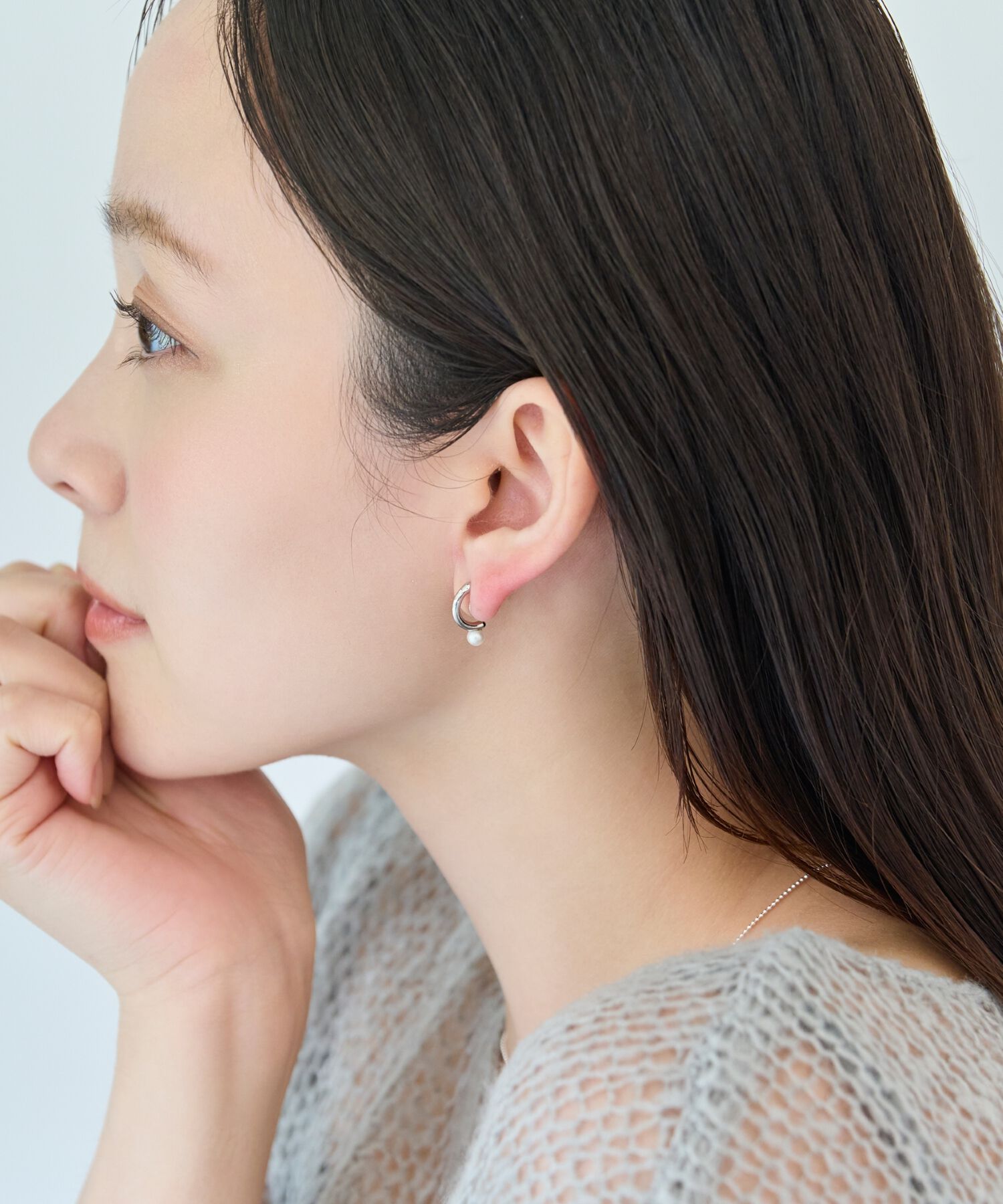 Phoebe「【痛くないシリーズ/金属アレルギー対応】パールフープライトフィットイヤリング　シルバー」|イヤリング|