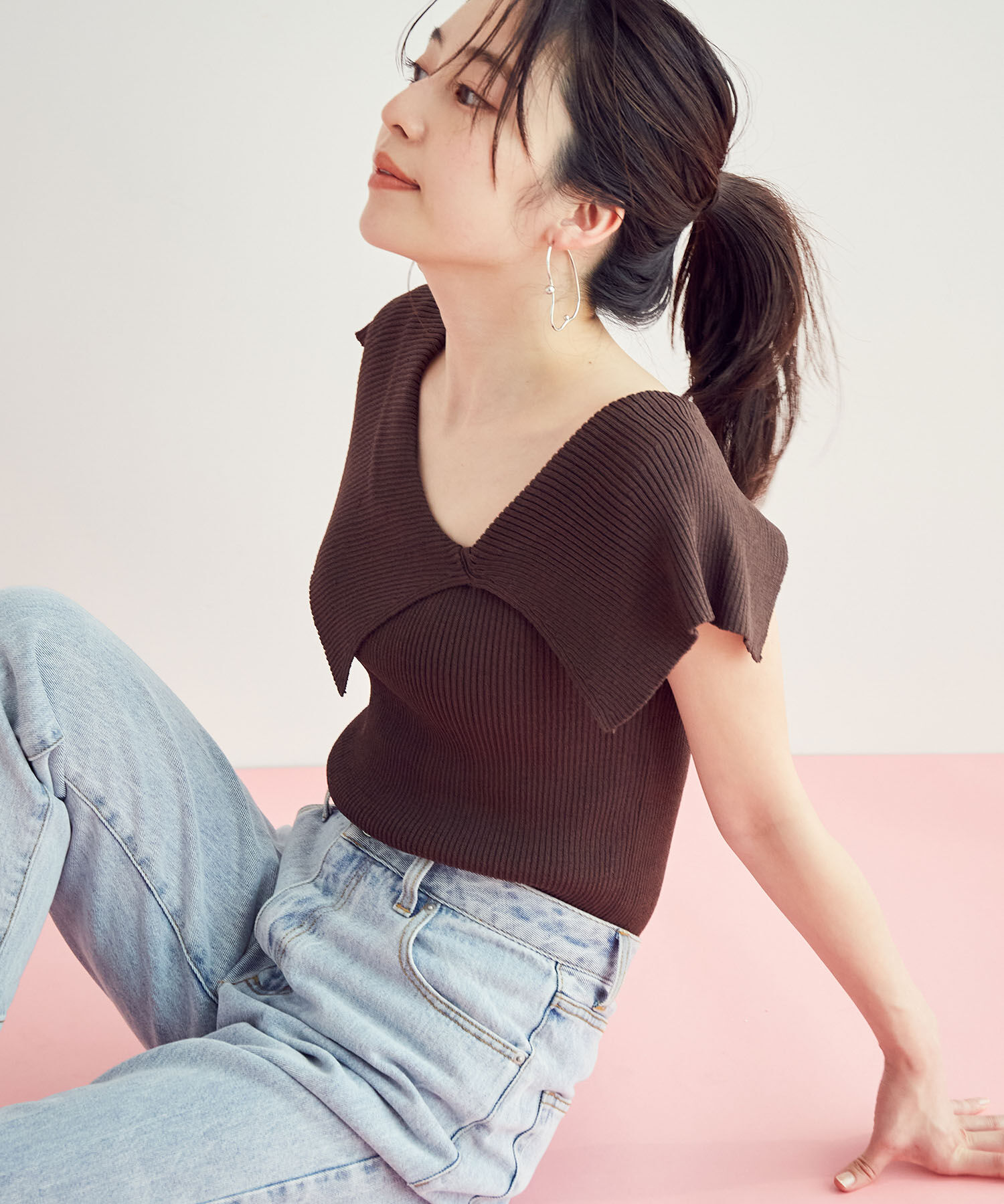 VIS「アシンメトリービッグカラーノースリーブニット【sustainable】」|Tシャツ・カットソー|ダークブラウン(20)