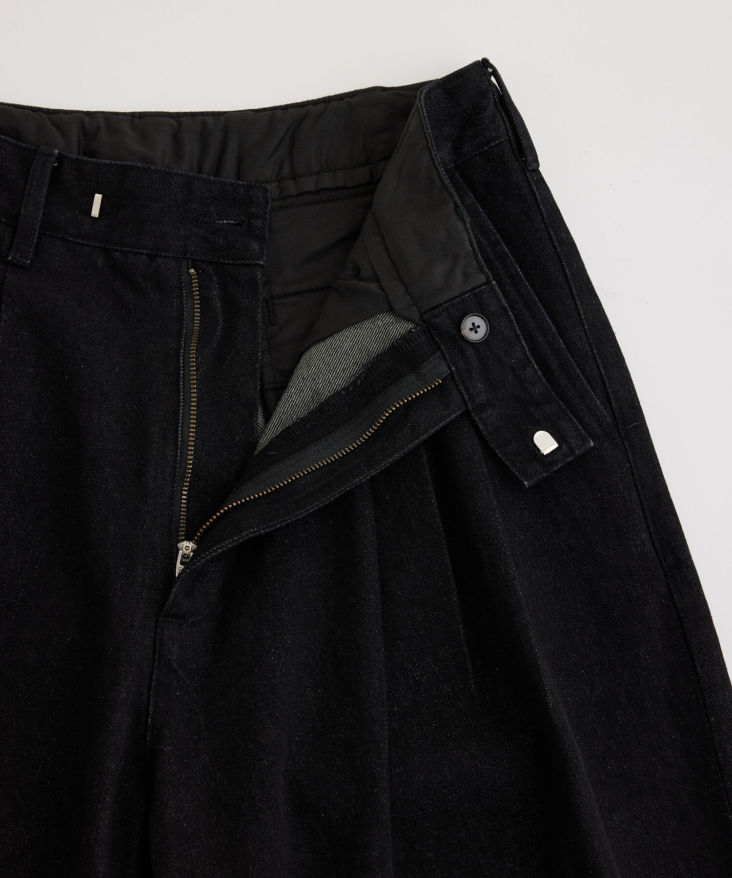 ADAM ET ROPE'「【コットンUSA】デニム 3タック ワイド スラックス / サステナブル / セットアップ対応」|デニム|