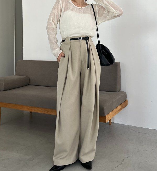  「〈C.L〉レザーベルト付変形タックパンツ」|チノ|