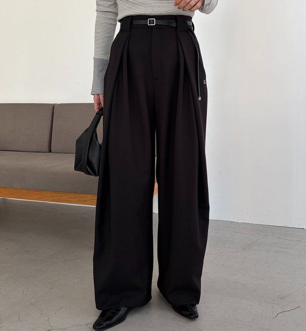  「〈C.L〉レザーベルト付変形タックパンツ」|チノ|