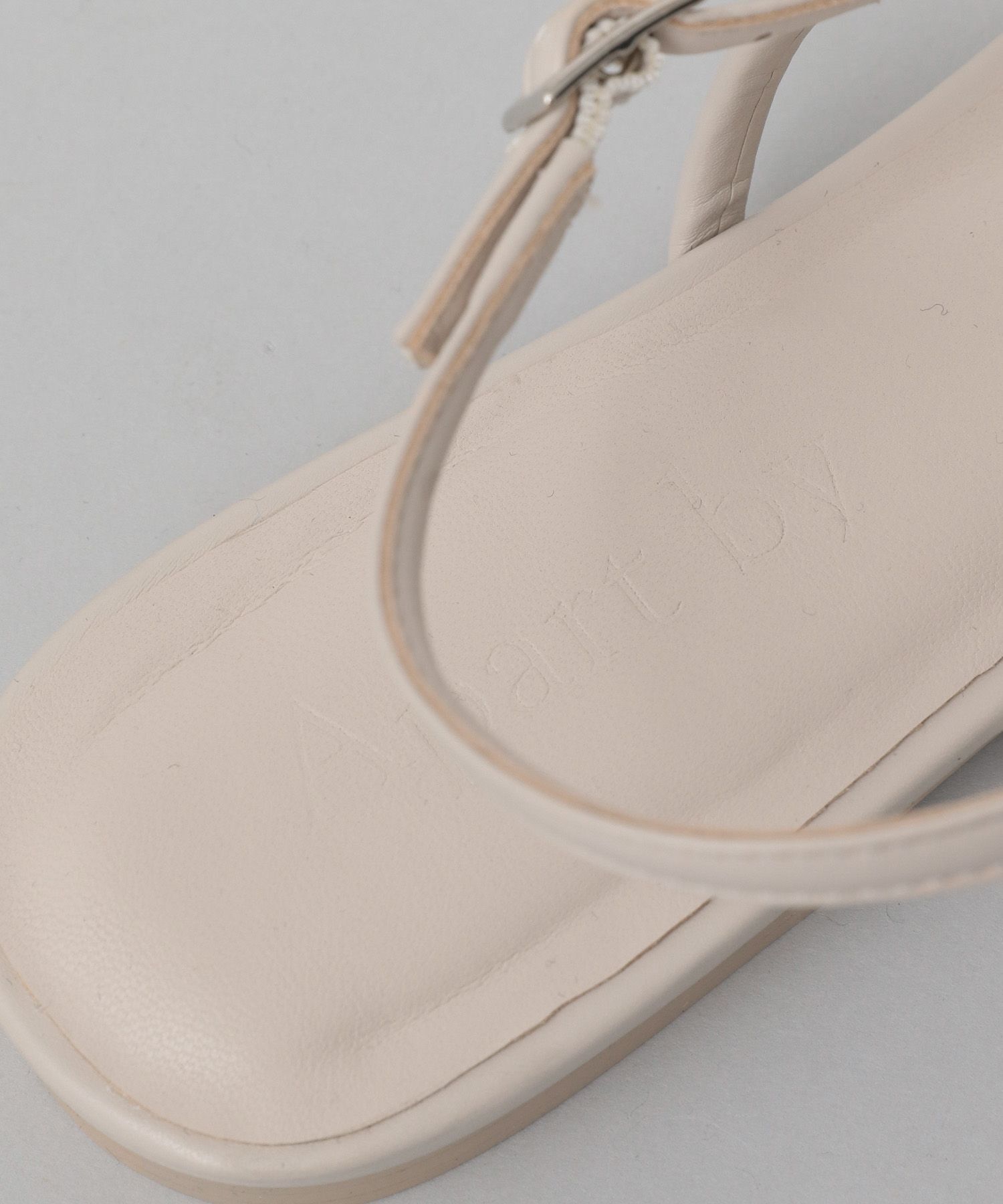 A part by 「クロスフラットサンダル」|サンダル|