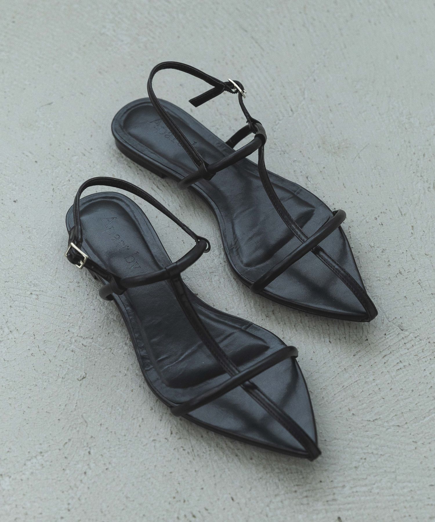 A part by 「クロスフラットサンダル」|サンダル|ブラック