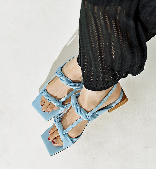 AU BANNISTER「ツイストフラットサンダル」|サンダル|サックスブルー