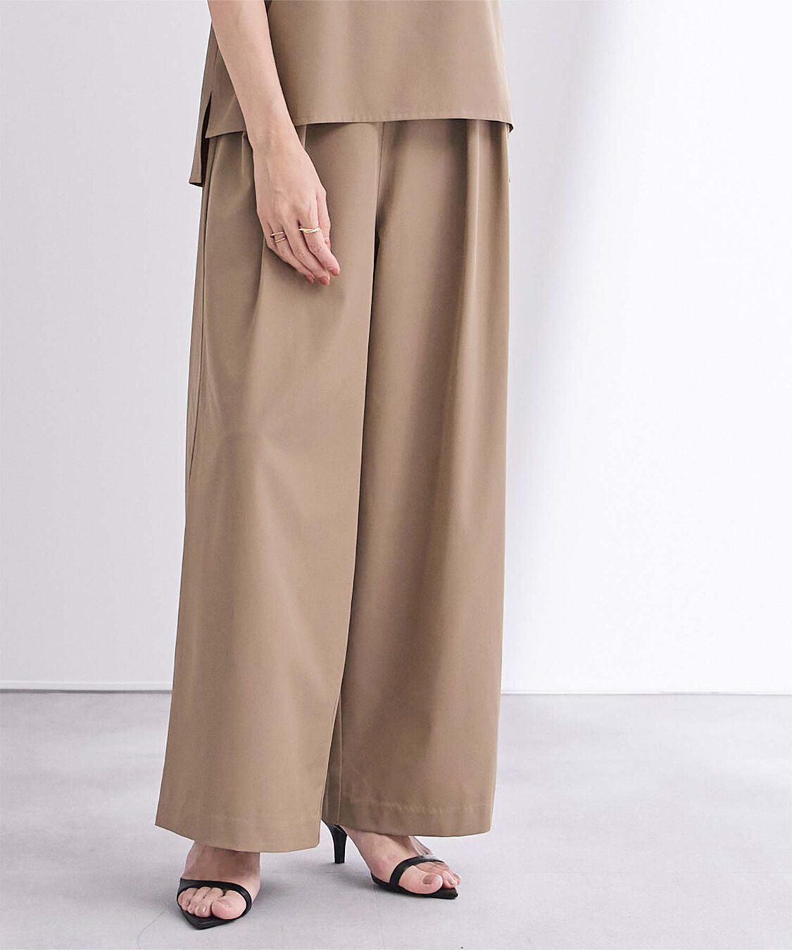 ur's「撥水ウエストゴムツータックワイドパンツ」|スラックス|