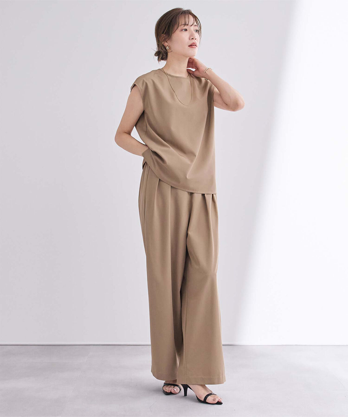 ur's「撥水ウエストゴムツータックワイドパンツ」|スラックス|