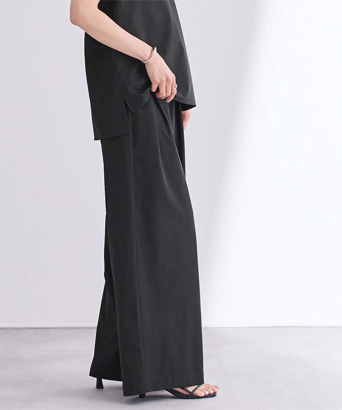 ur's「撥水ウエストゴムツータックワイドパンツ」|スラックス|