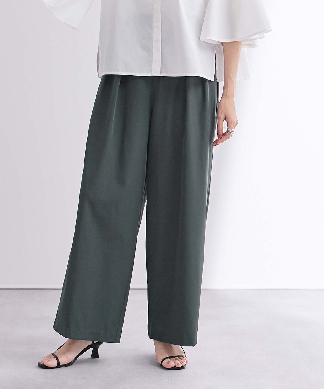 ur's「撥水ウエストゴムツータックワイドパンツ」|スラックス|