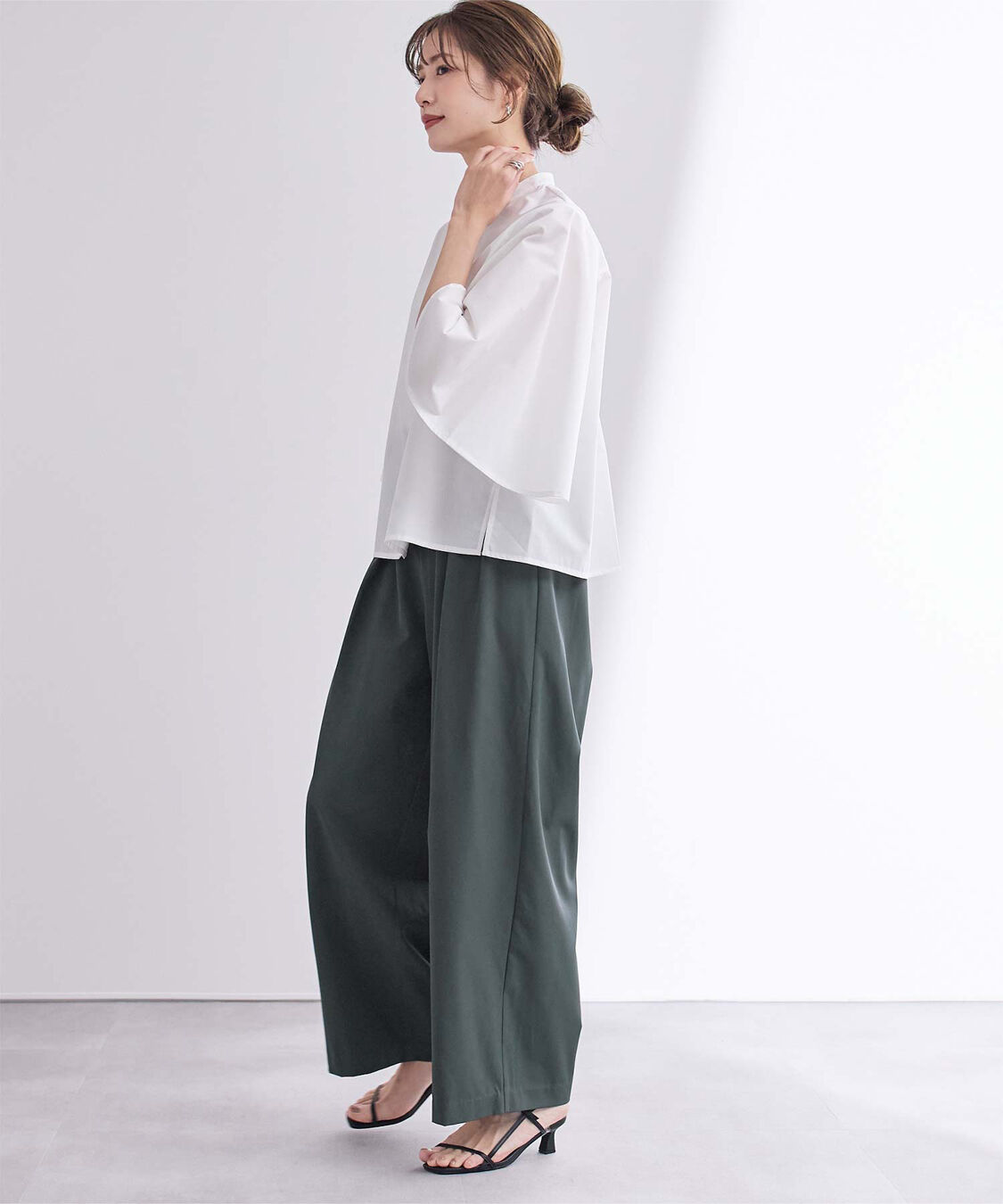 ur's「撥水ウエストゴムツータックワイドパンツ」|スラックス|