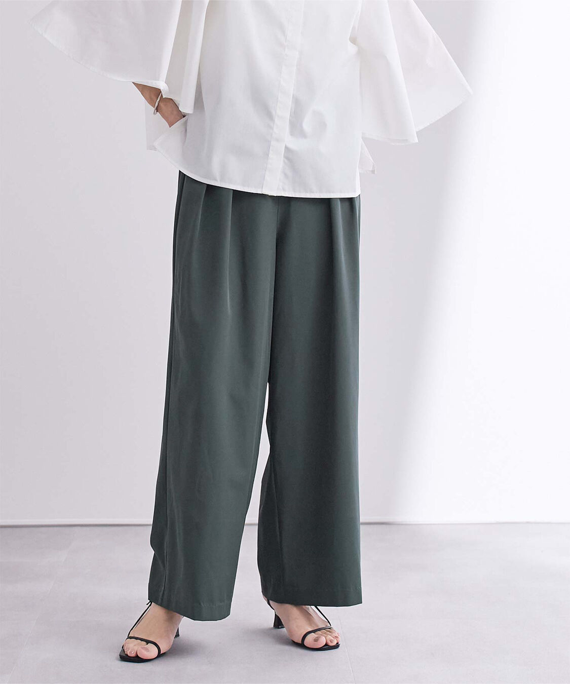 ur's「撥水ウエストゴムツータックワイドパンツ」|スラックス|