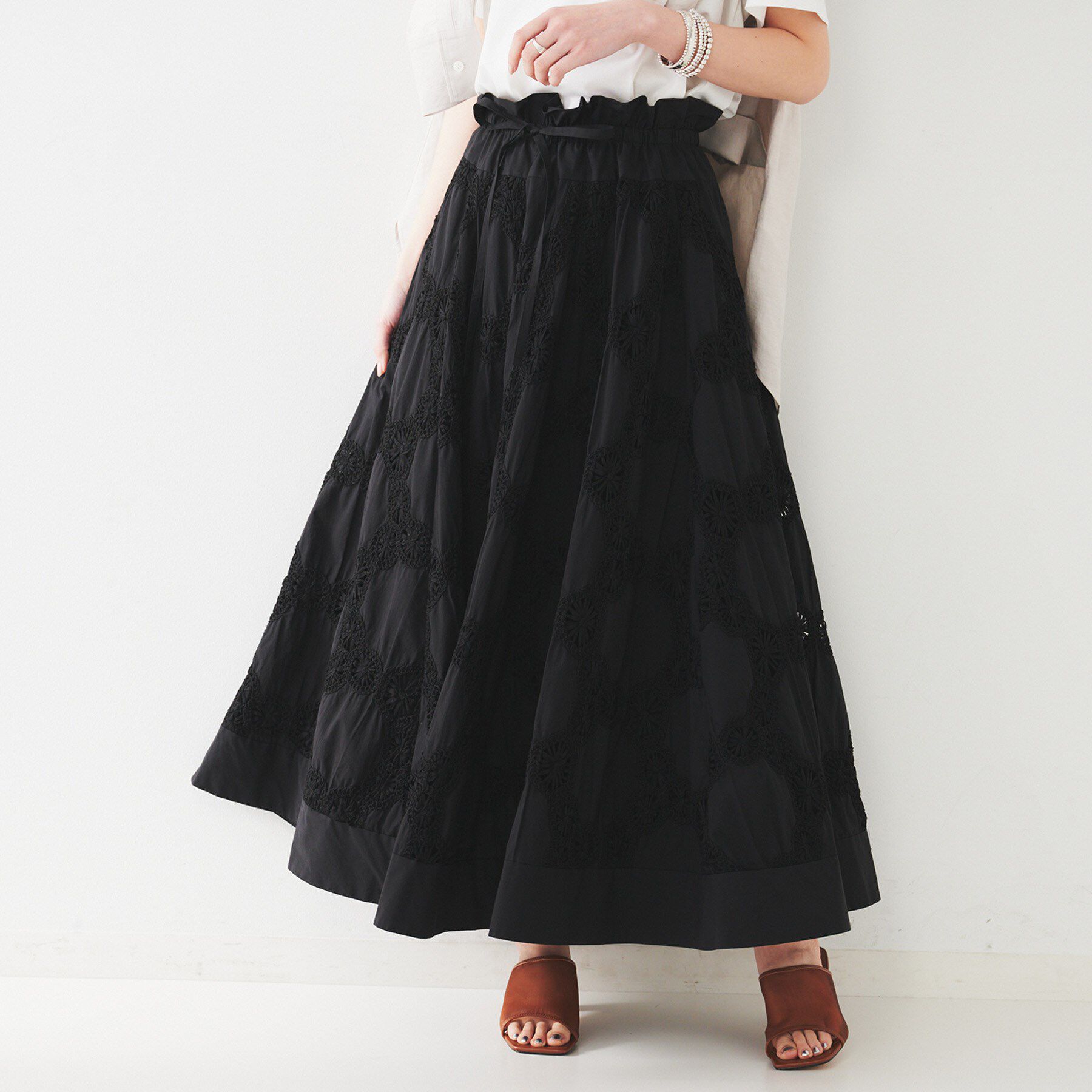 UNTITLED「【トレンド／刺繍レース】サークルモチーフ コットンスカート」|スカート|ブラック(019)