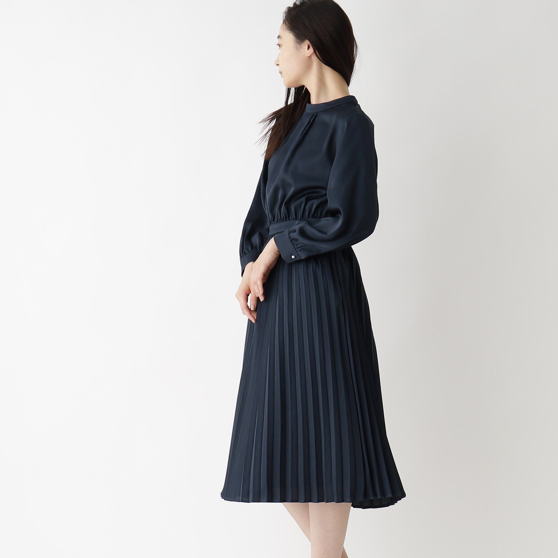 OPAQUE.CLIP「《通勤対応》 サテンプリーツワンピース【洗濯機洗い可】」|ワンピース|