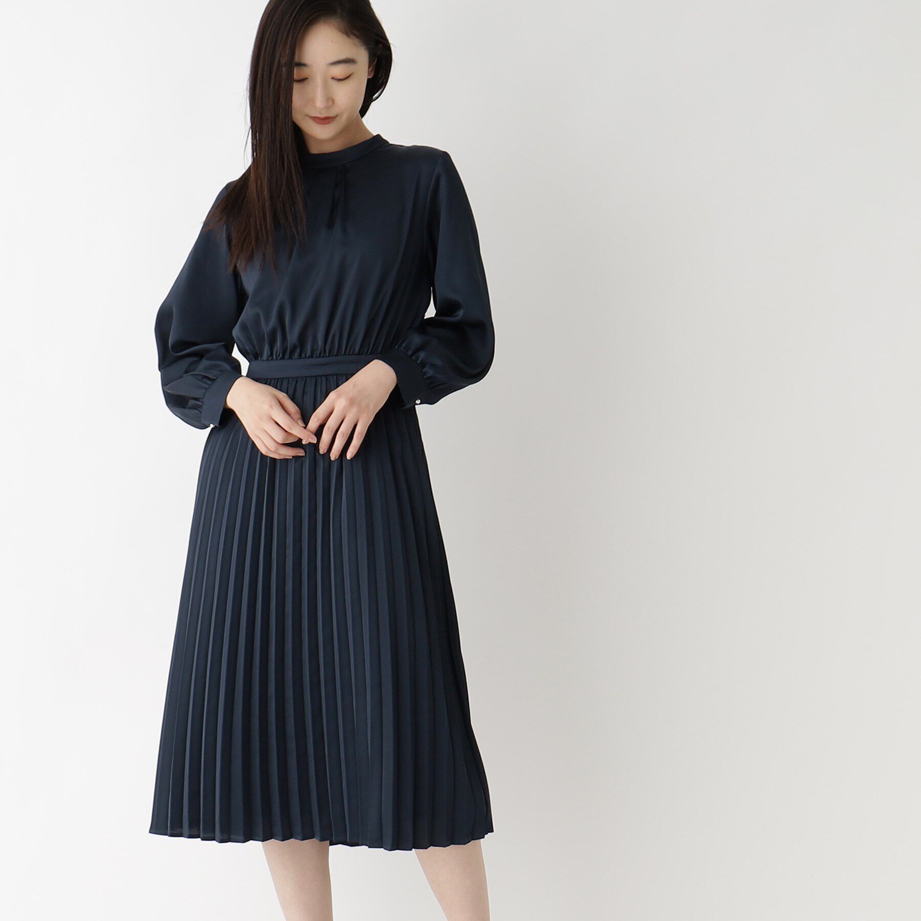 OPAQUE.CLIP「《通勤対応》 サテンプリーツワンピース【洗濯機洗い可】」|ワンピース|