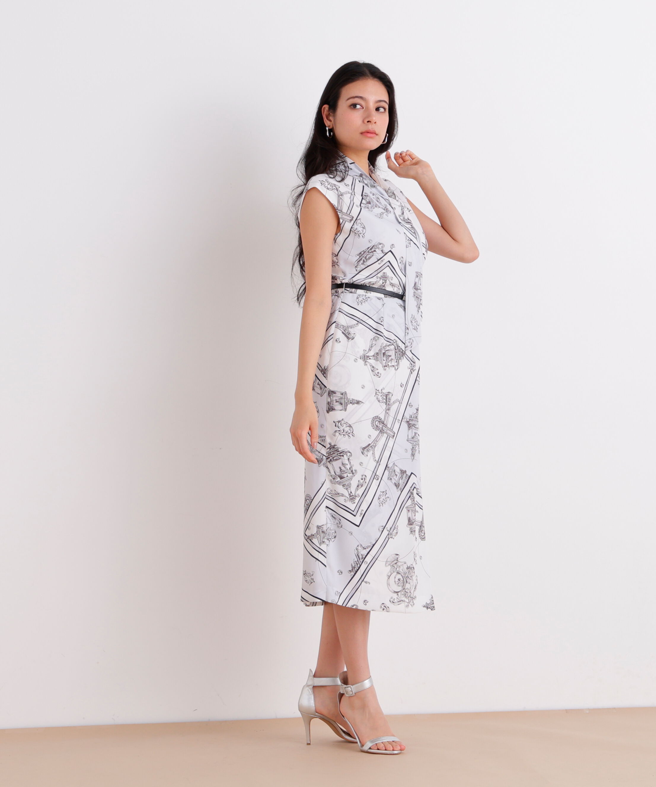  「<追加生産予約>［美香さん着用］バロックスカーフプリントワンピース」|ワンピース|