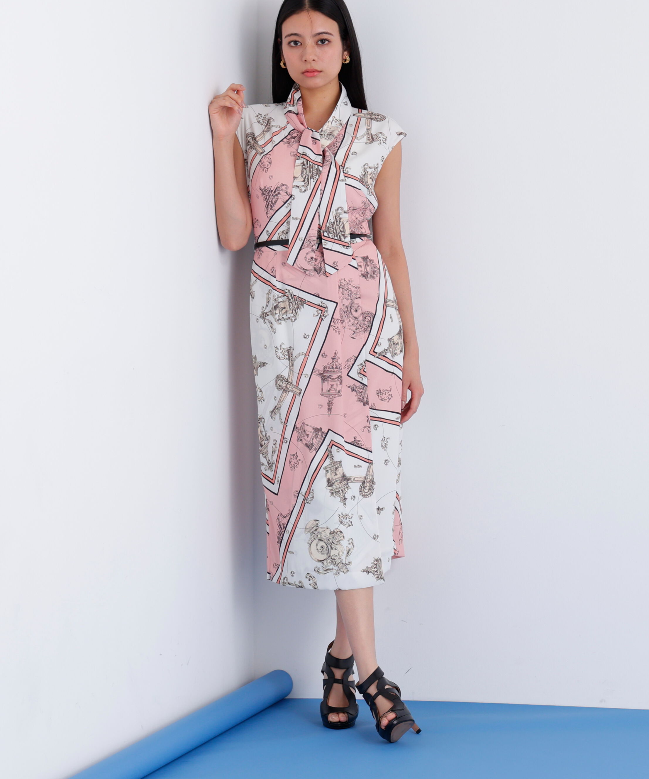  「<追加生産予約>［美香さん着用］バロックスカーフプリントワンピース」|ワンピース|